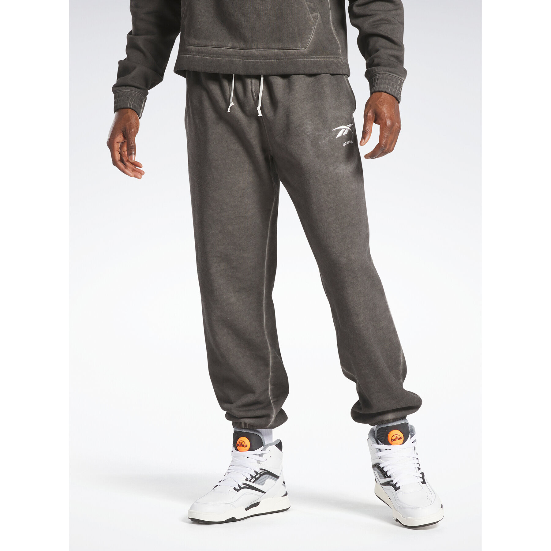 Reebok Долнище анцуг Basketball Court Top Bi-Dye Fleece Joggers IA2417 Черен Regular Fit - Pepit.bg