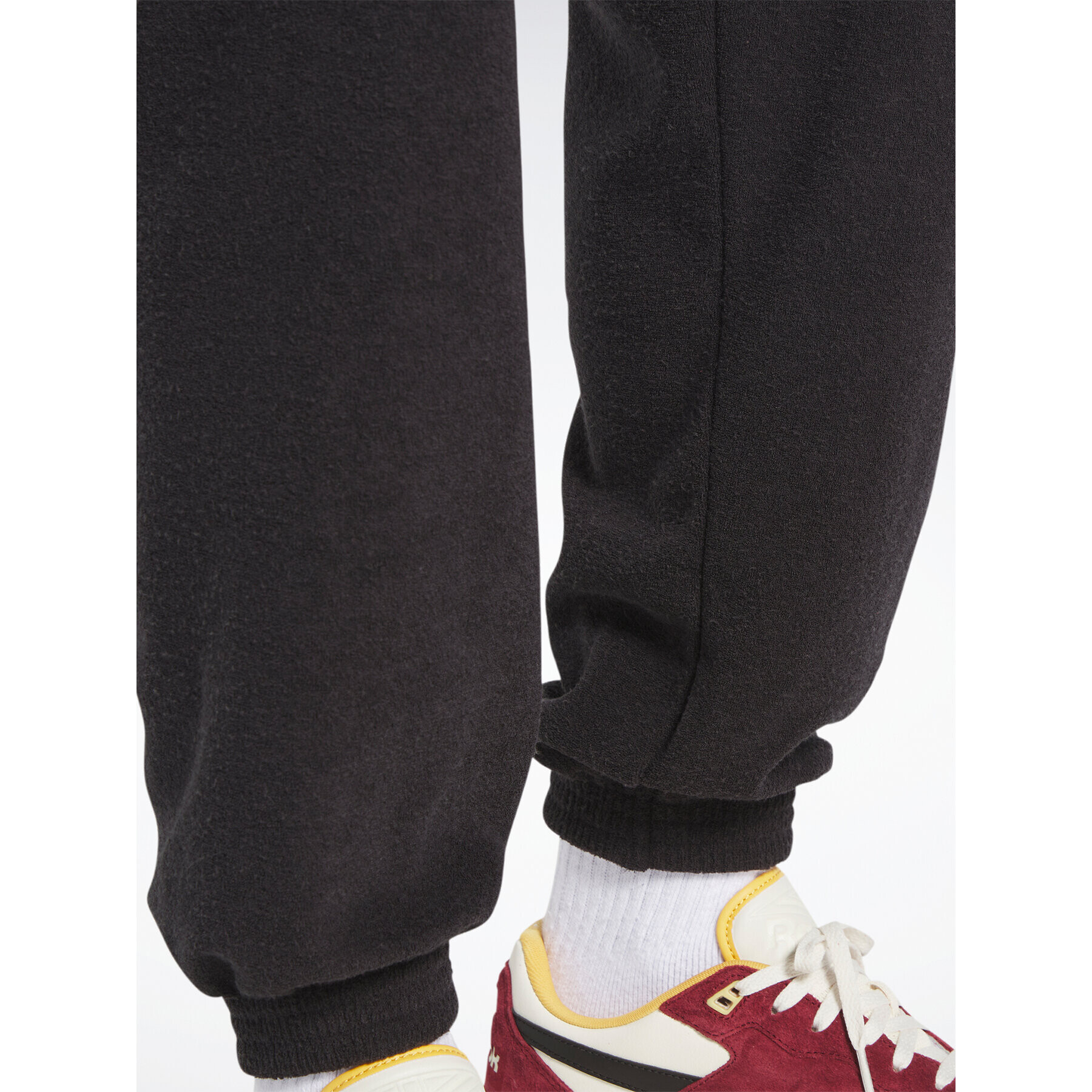 Reebok Долнище анцуг Basketball Court Top Joggers IA2426 Черен Regular Fit - Pepit.bg