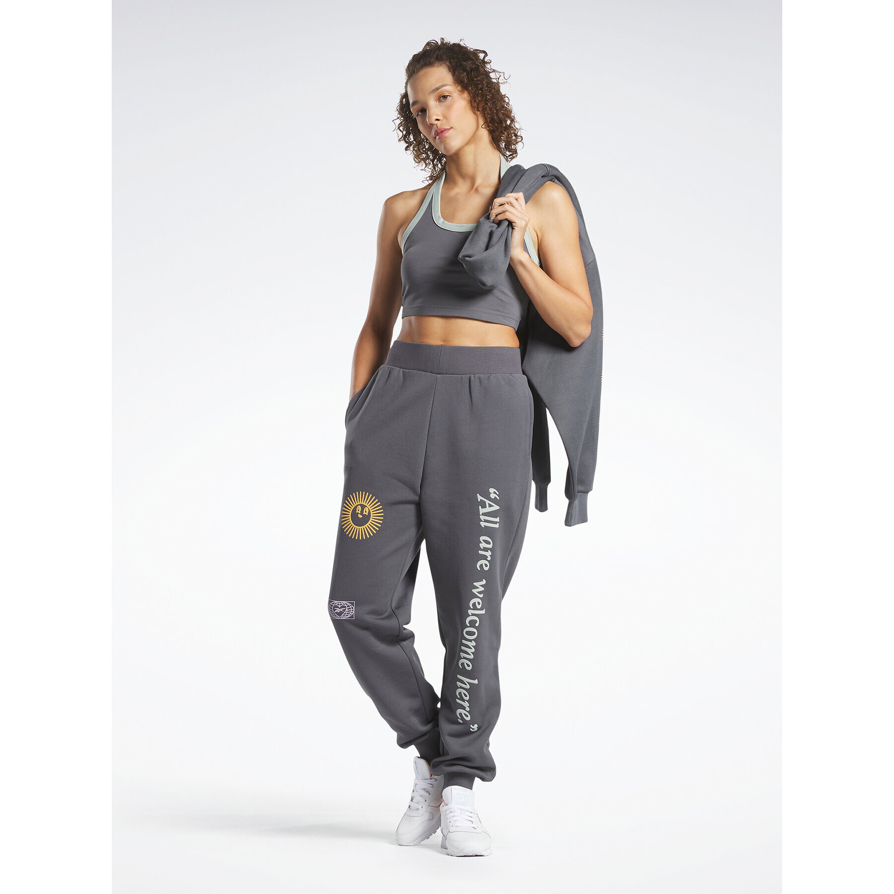 Reebok Долнище анцуг Classics Graphic Joggers HS4264 Сив Regular Fit - Pepit.bg