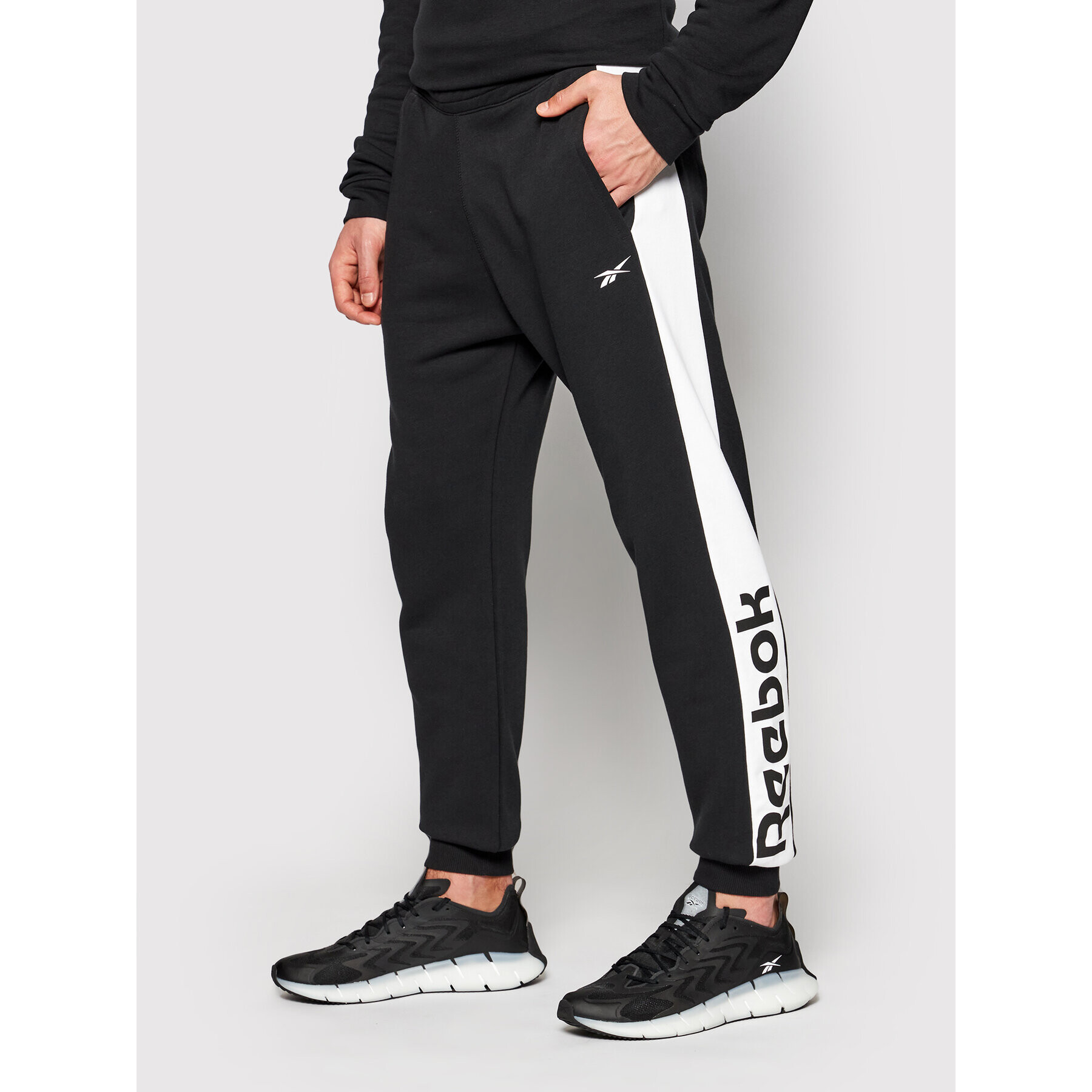Reebok Долнище анцуг Essentials Linear Logo GI8526 Черен Regular Fit - Pepit.bg