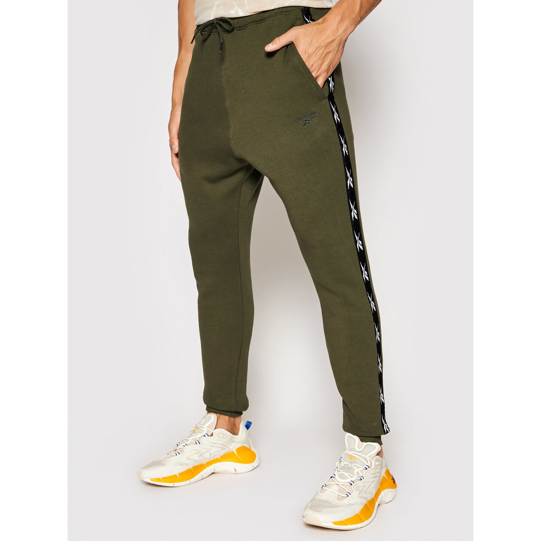 Reebok Долнище анцуг Essentials Tape GQ4216 Зелен Regular Fit - Pepit.bg