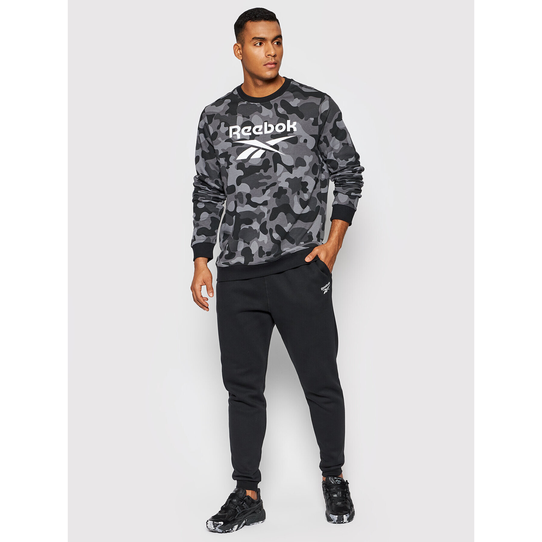Reebok Долнище анцуг HG4456 Черен Regular Fit - Pepit.bg
