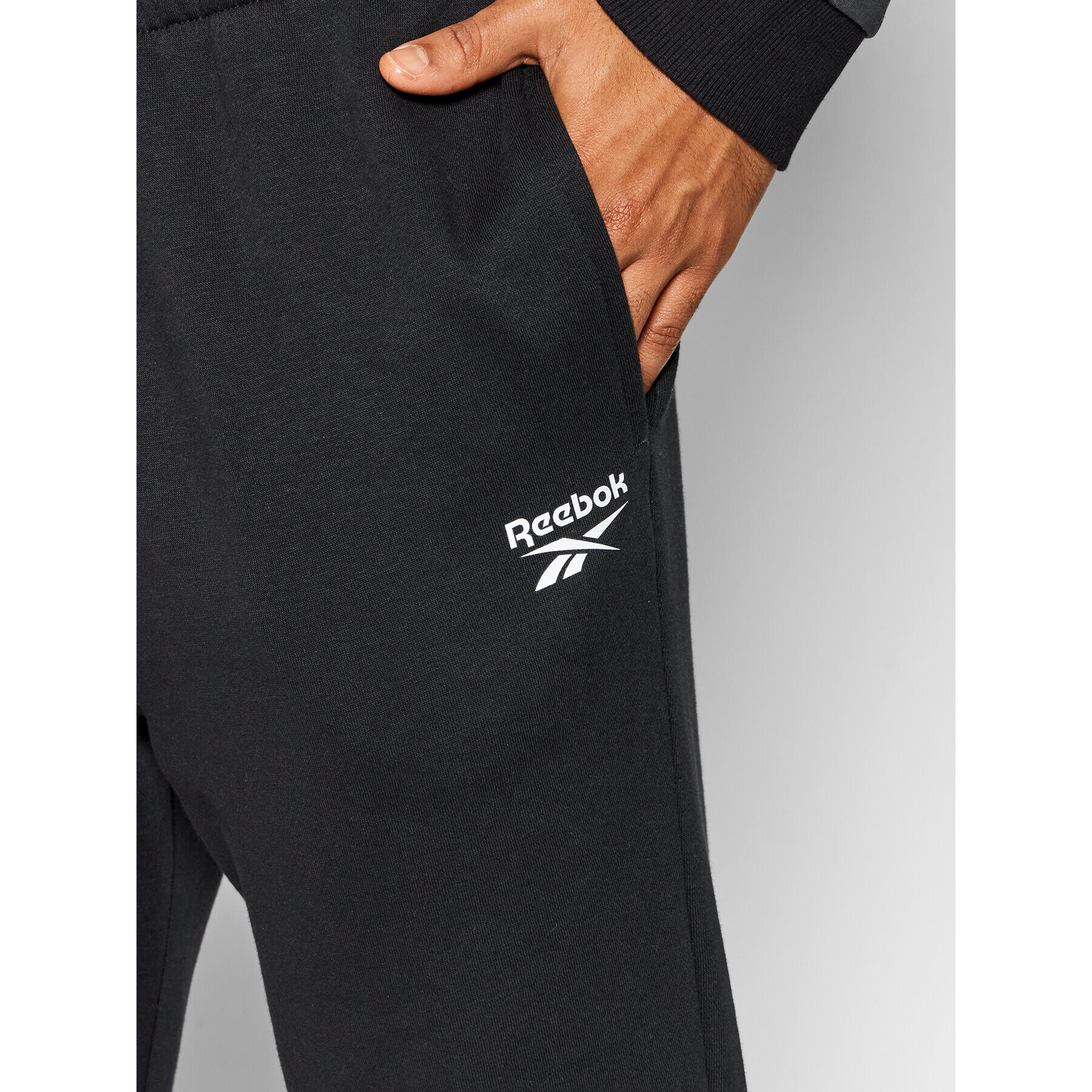 Reebok Долнище анцуг HG4456 Черен Regular Fit - Pepit.bg