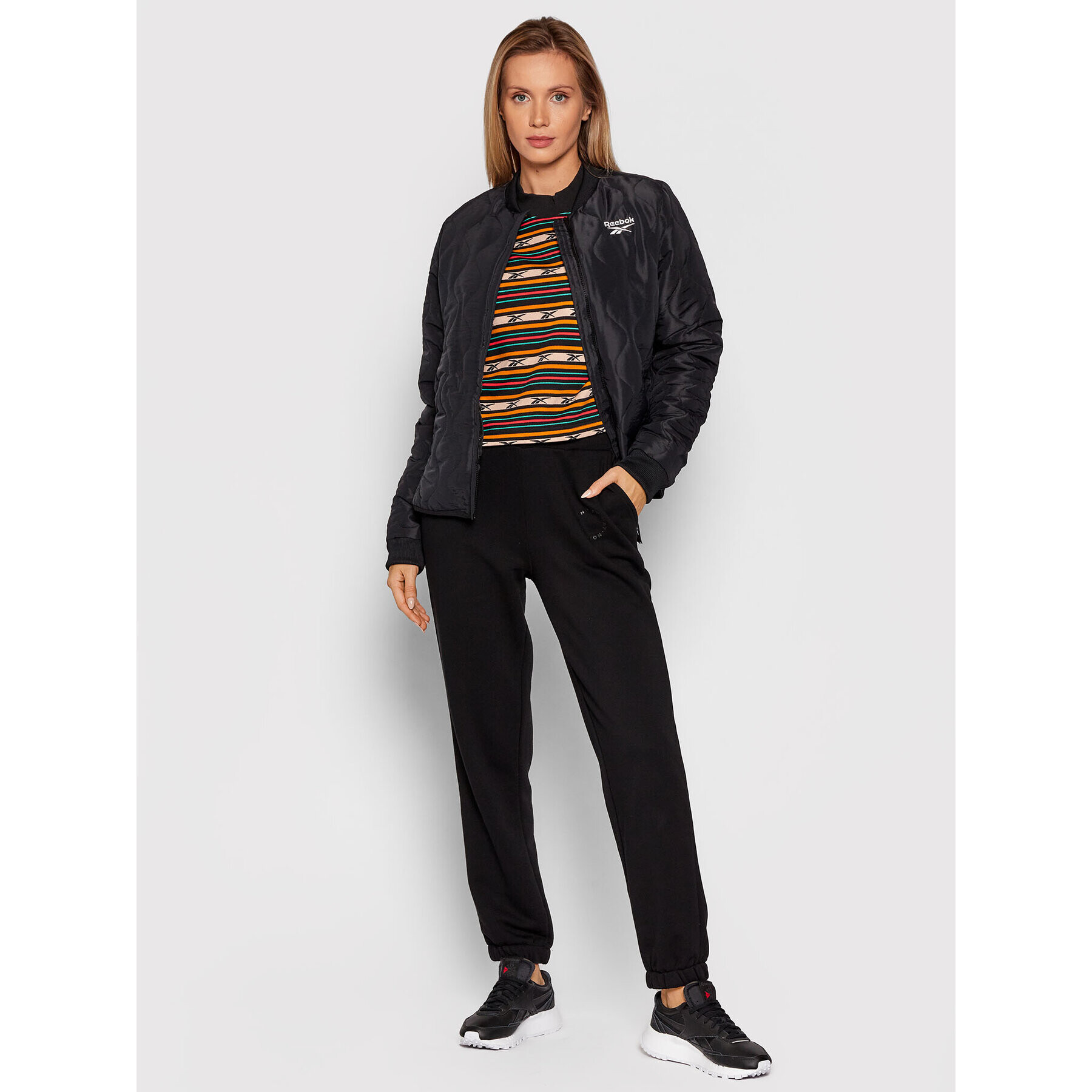 Reebok Пухено яке Outerwear Core GU5773 Черен Regular Fit - Pepit.bg