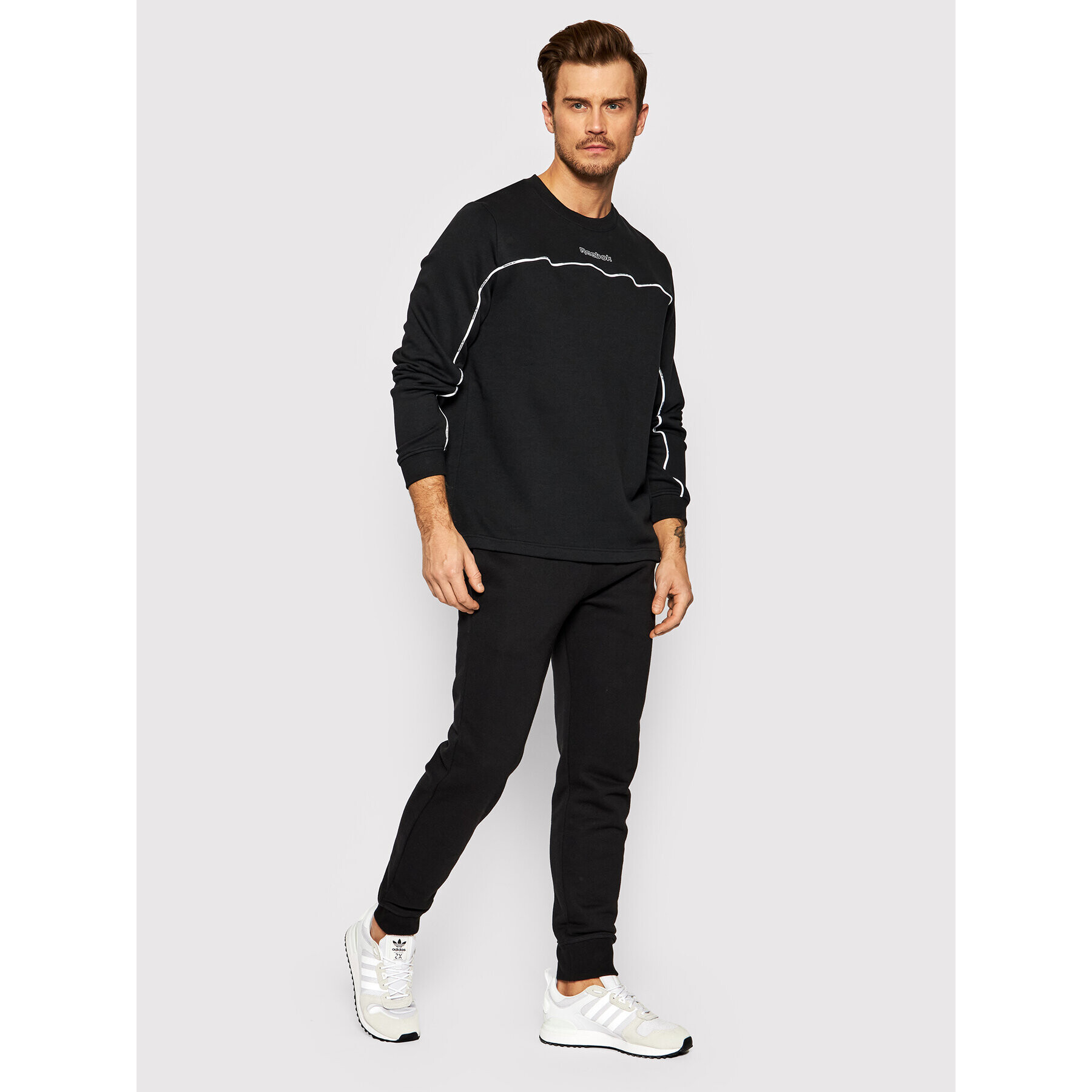 Reebok Суитшърт Training Essentials GS9320 Черен Regular Fit - Pepit.bg