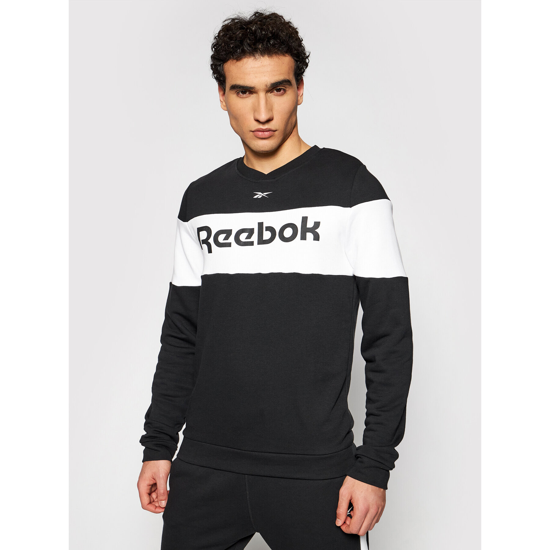 Reebok Суитшърт Training Essentials Linear Logo GJ0133 Черен Slim Fit - Pepit.bg