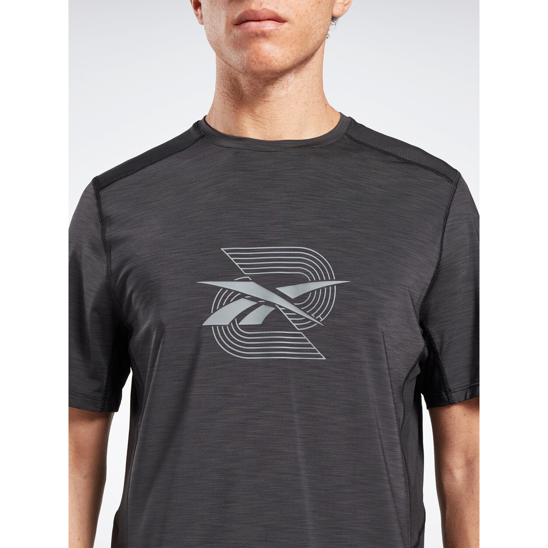 Reebok Тишърт Activchill Graphic Move HS5933 Черен Active Fit - Pepit.bg