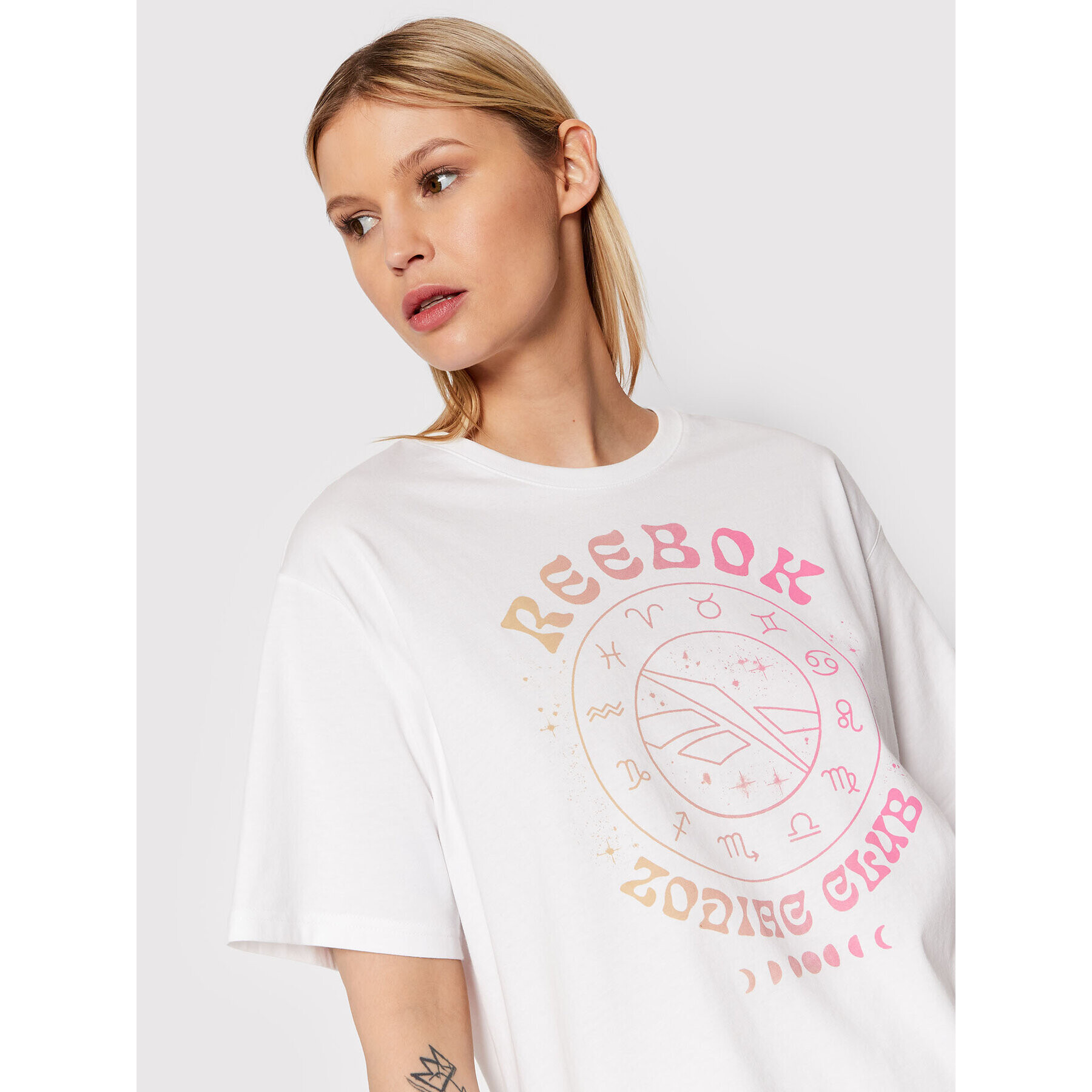 Reebok Тишърт Classics Supernatural Graphic H58683 Бял Oversize - Pepit.bg