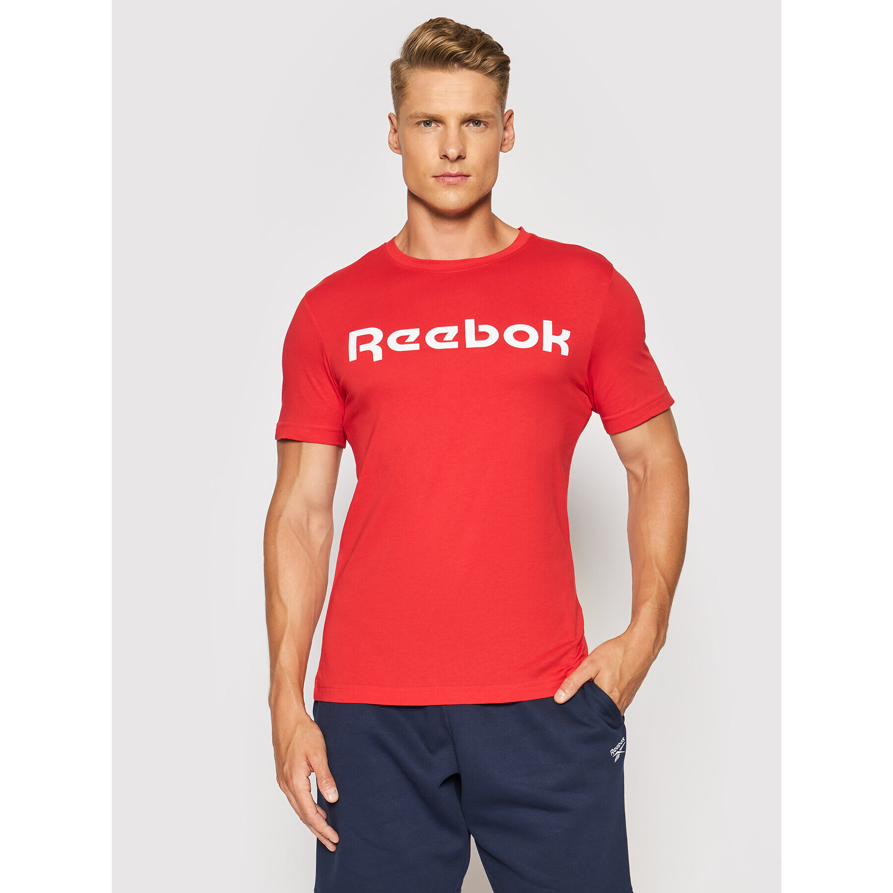 Reebok Тишърт Graphic Series Linear Logo Tee FP9159 Червен Slim Fit - Pepit.bg