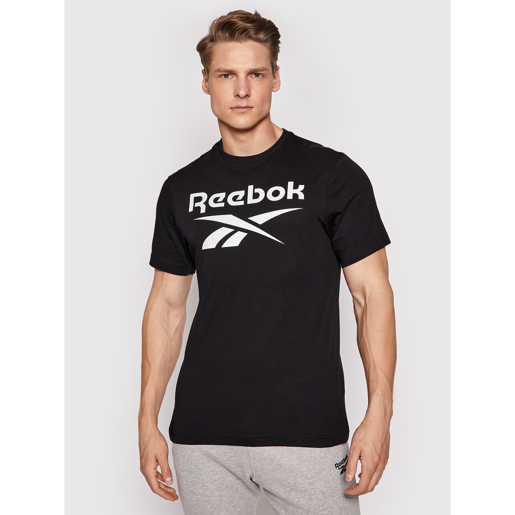 Reebok Тишърт Graphic Series Stacked FP9150 Черен Slim Fit - Pepit.bg