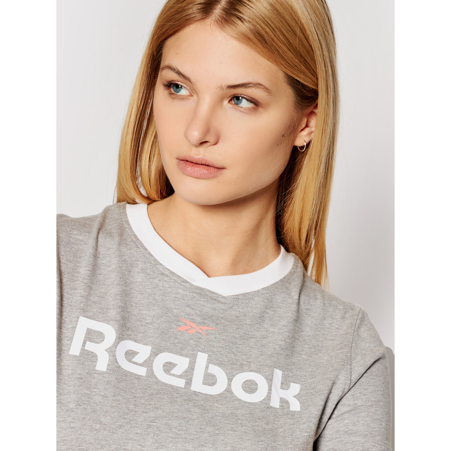 Reebok Тишърт Linear Logo GN5418 Сив Slim Fit - Pepit.bg