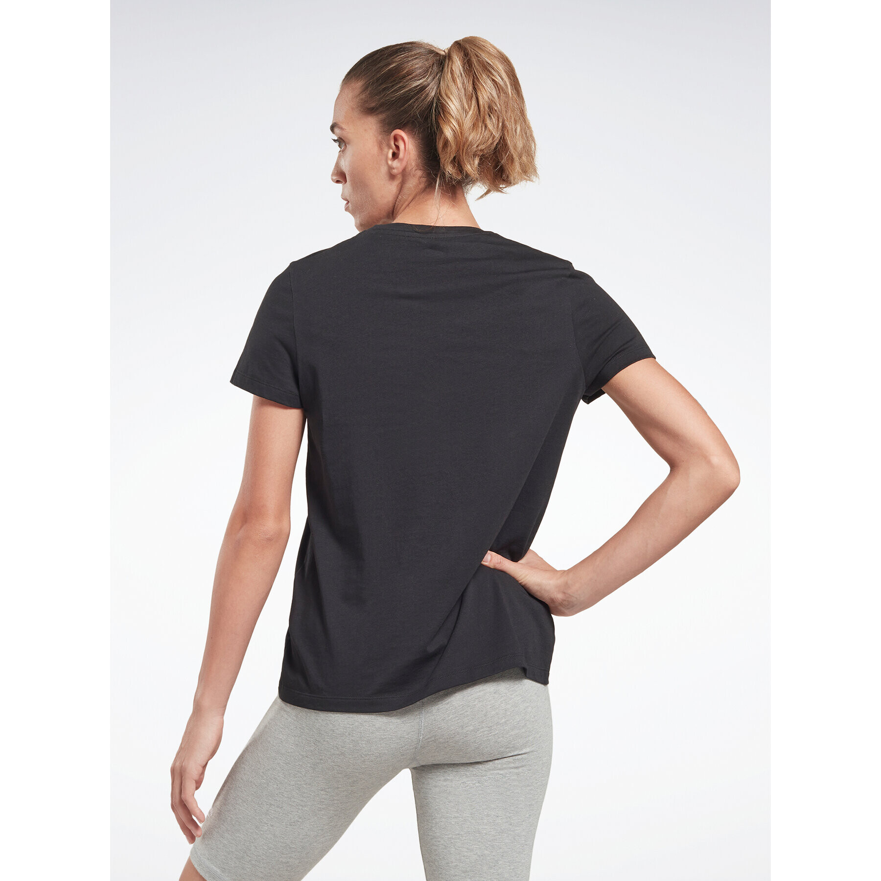 Reebok Тишърт Training Essentials Graphic HT6184 Черен Regular Fit - Pepit.bg