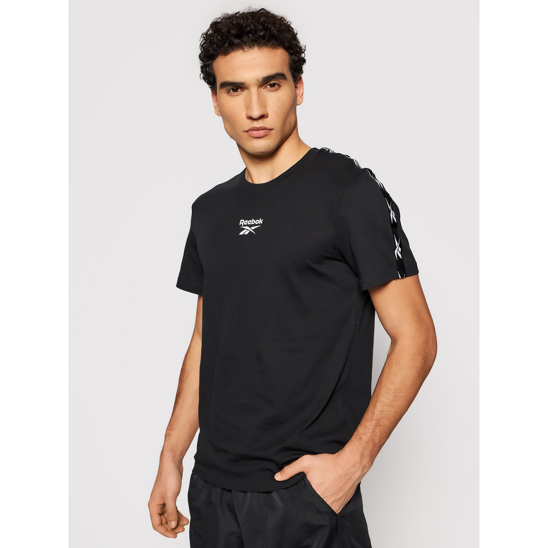 Reebok Тишърт Training Essentials Tape GQ4205 Черен Regular Fit - Pepit.bg