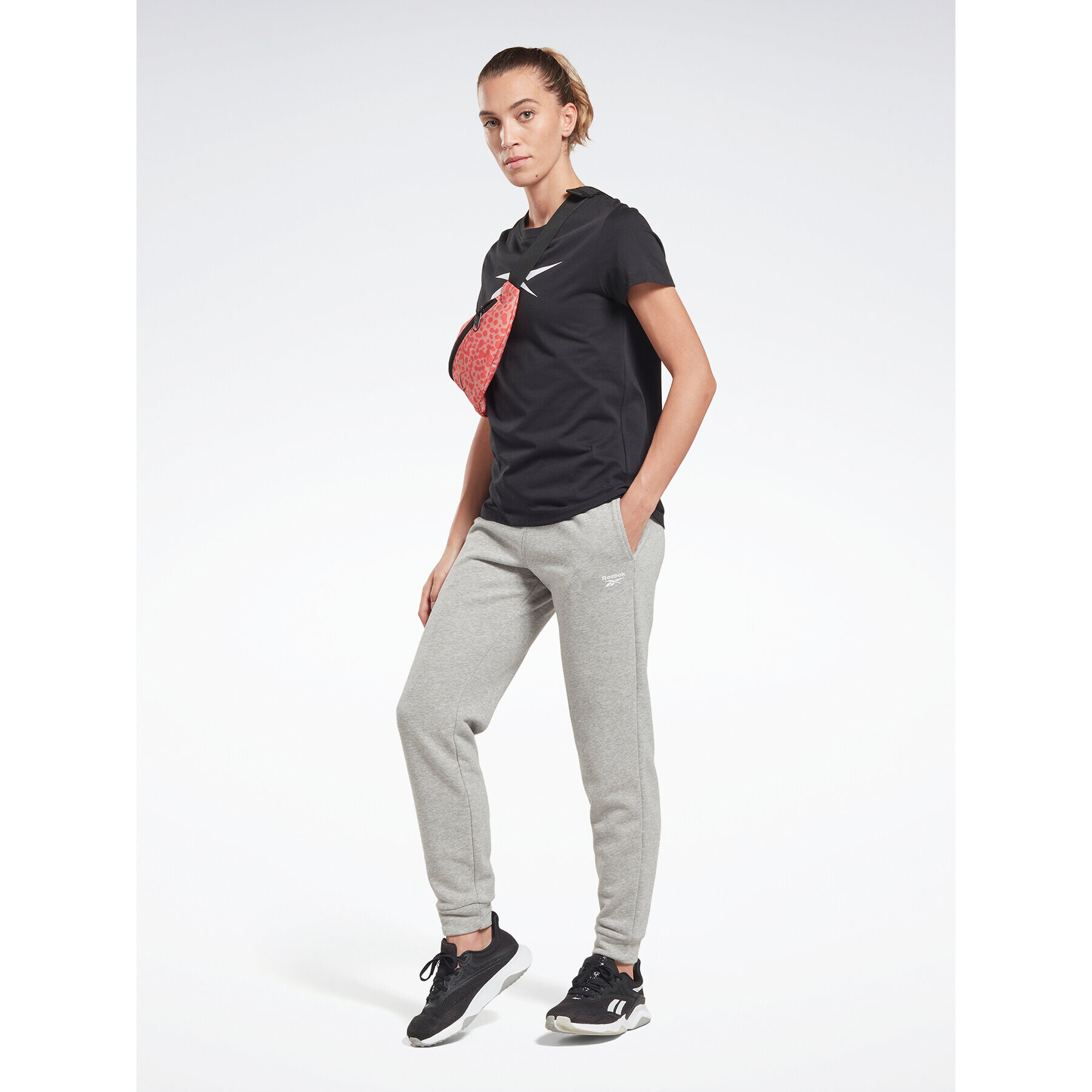 Reebok Тишърт Training Essentials Vector Graphic HT6187 Черен Regular Fit - Pepit.bg