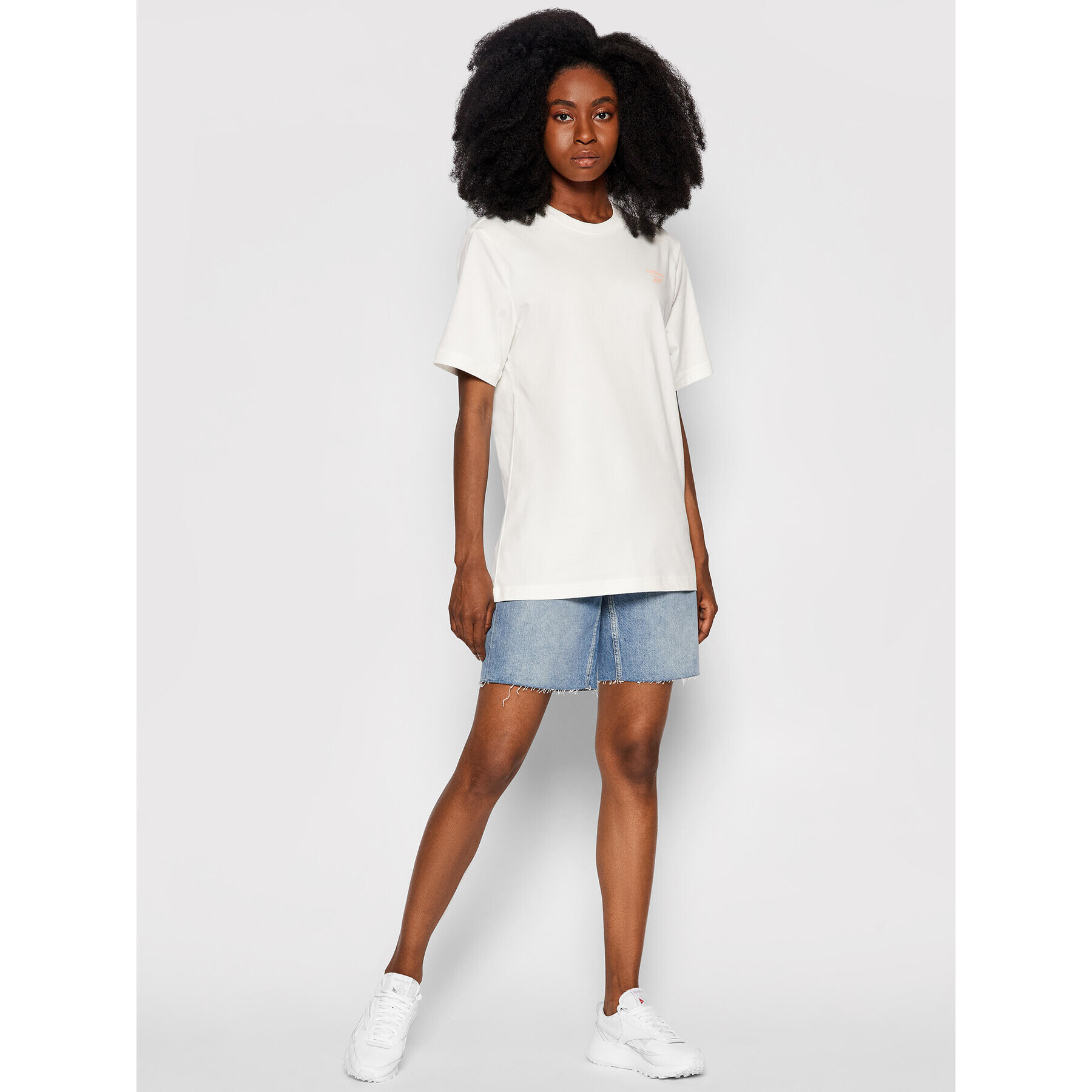 Reebok Тишърт Unisex Classics Sr Backgraphic GN3746 Бял Regular Fit - Pepit.bg