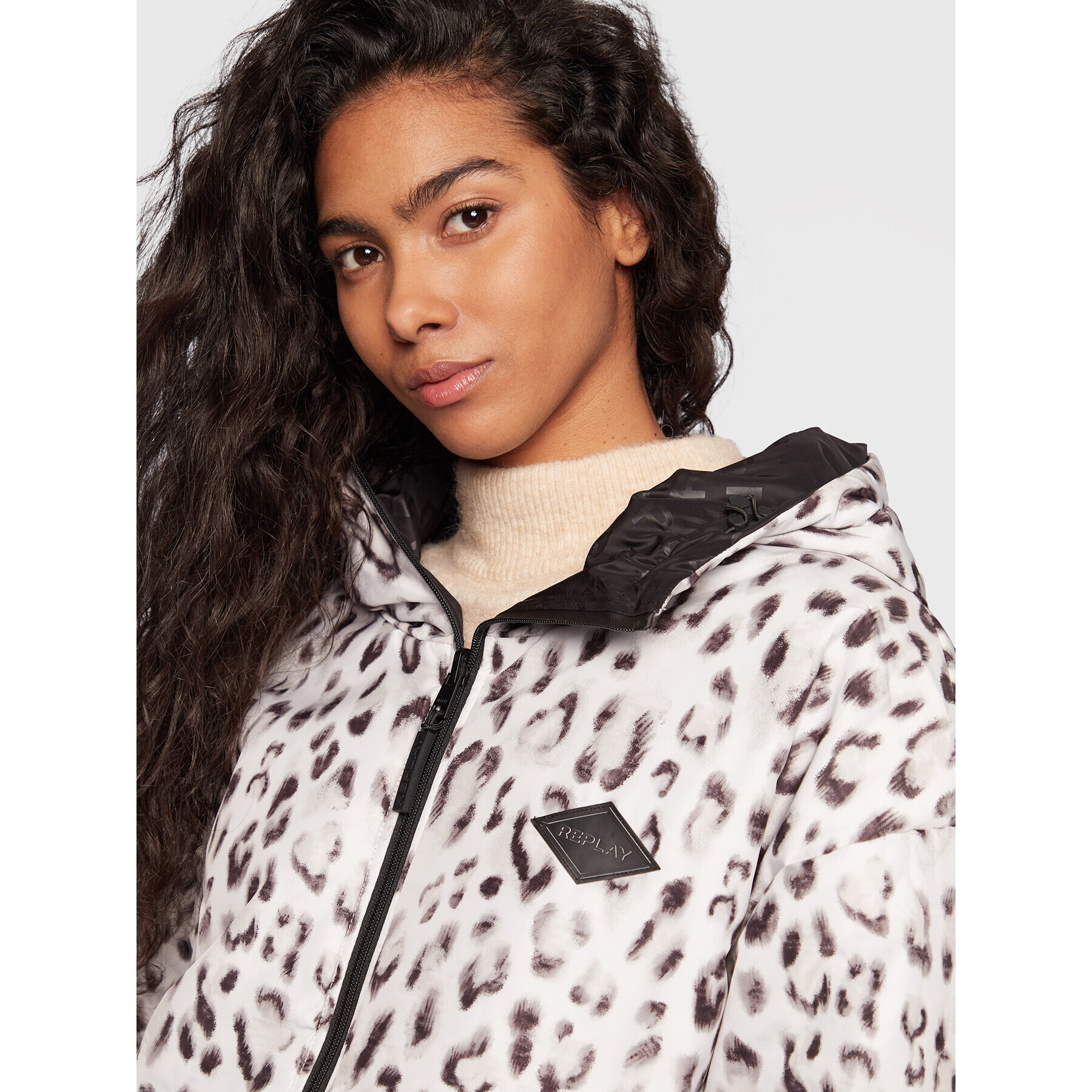 Replay Преходно яке W7738.000.10306 Черен Oversize - Pepit.bg