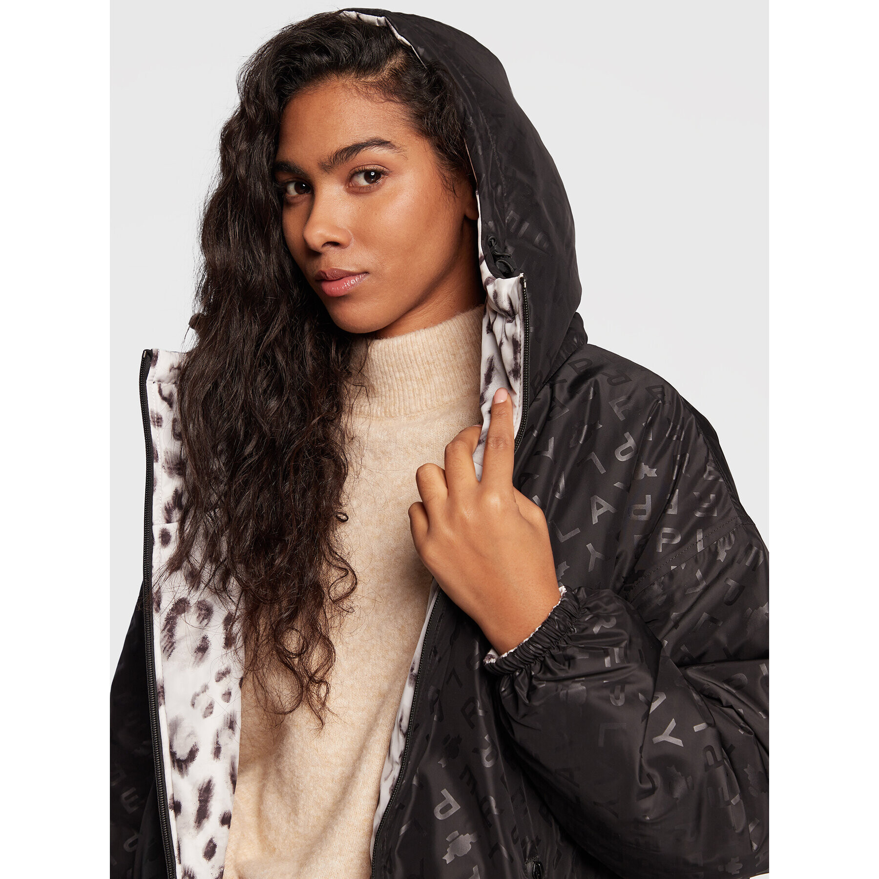Replay Преходно яке W7738.000.10306 Черен Oversize - Pepit.bg