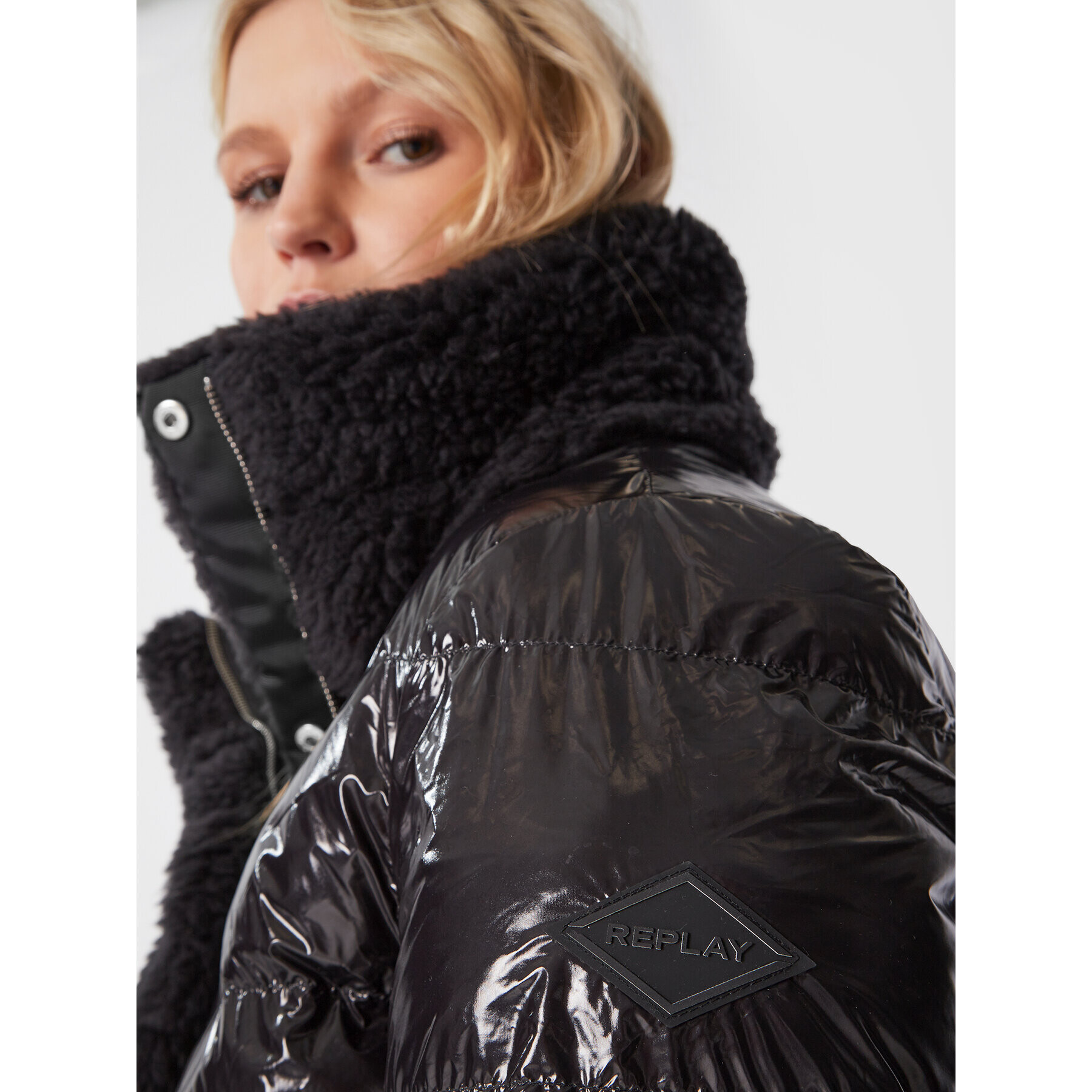Replay Пухено яке W7722.000.10304 Черен Regular Fit - Pepit.bg