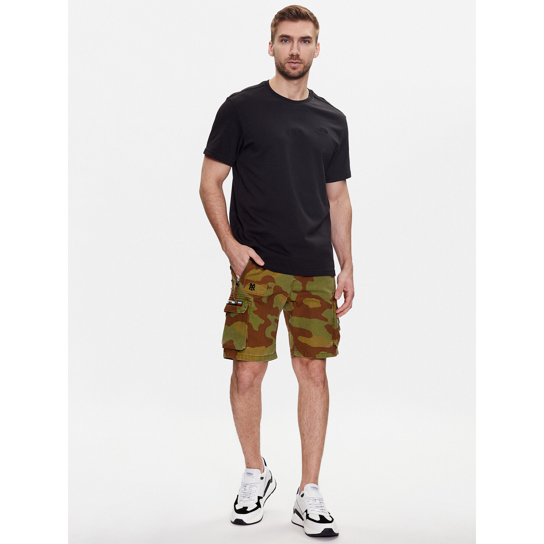 Replay Шорти от плат M9900.000.73860 Кафяв Regular Fit - Pepit.bg