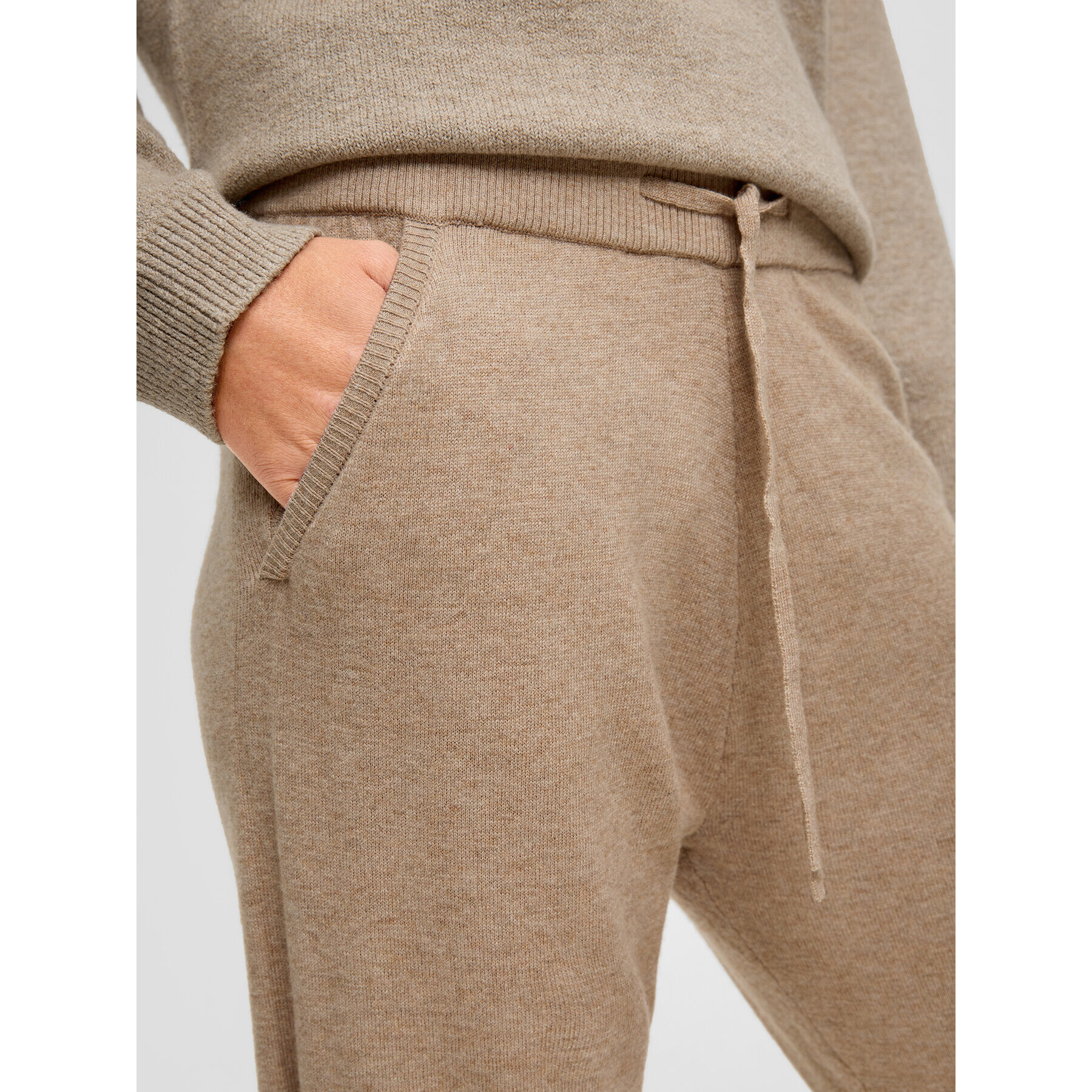 s.Oliver Долнище анцуг 2135284 Бежов Regular Fit - Pepit.bg
