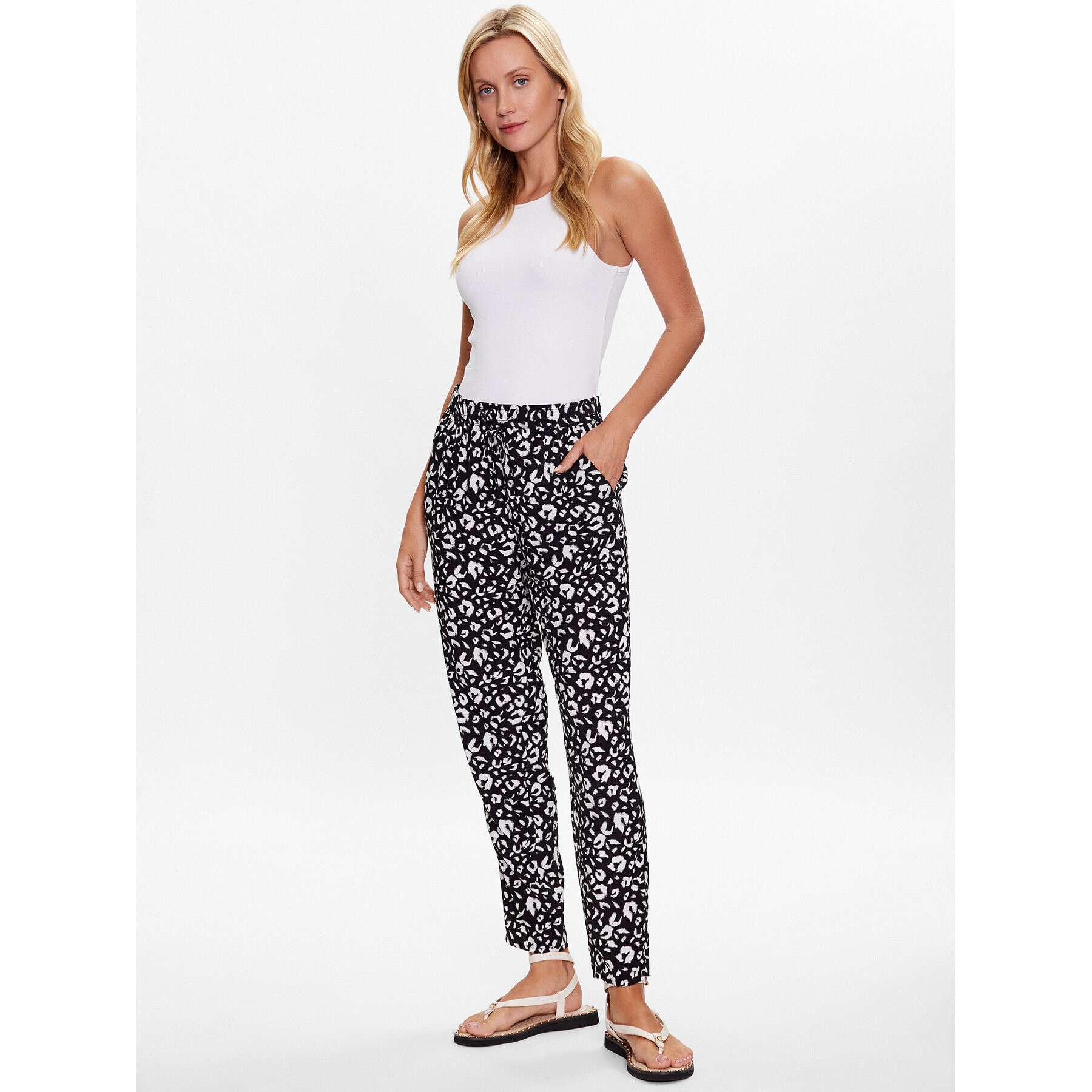 s.Oliver Текстилни панталони 2132619 Черен Relaxed Fit - Pepit.bg