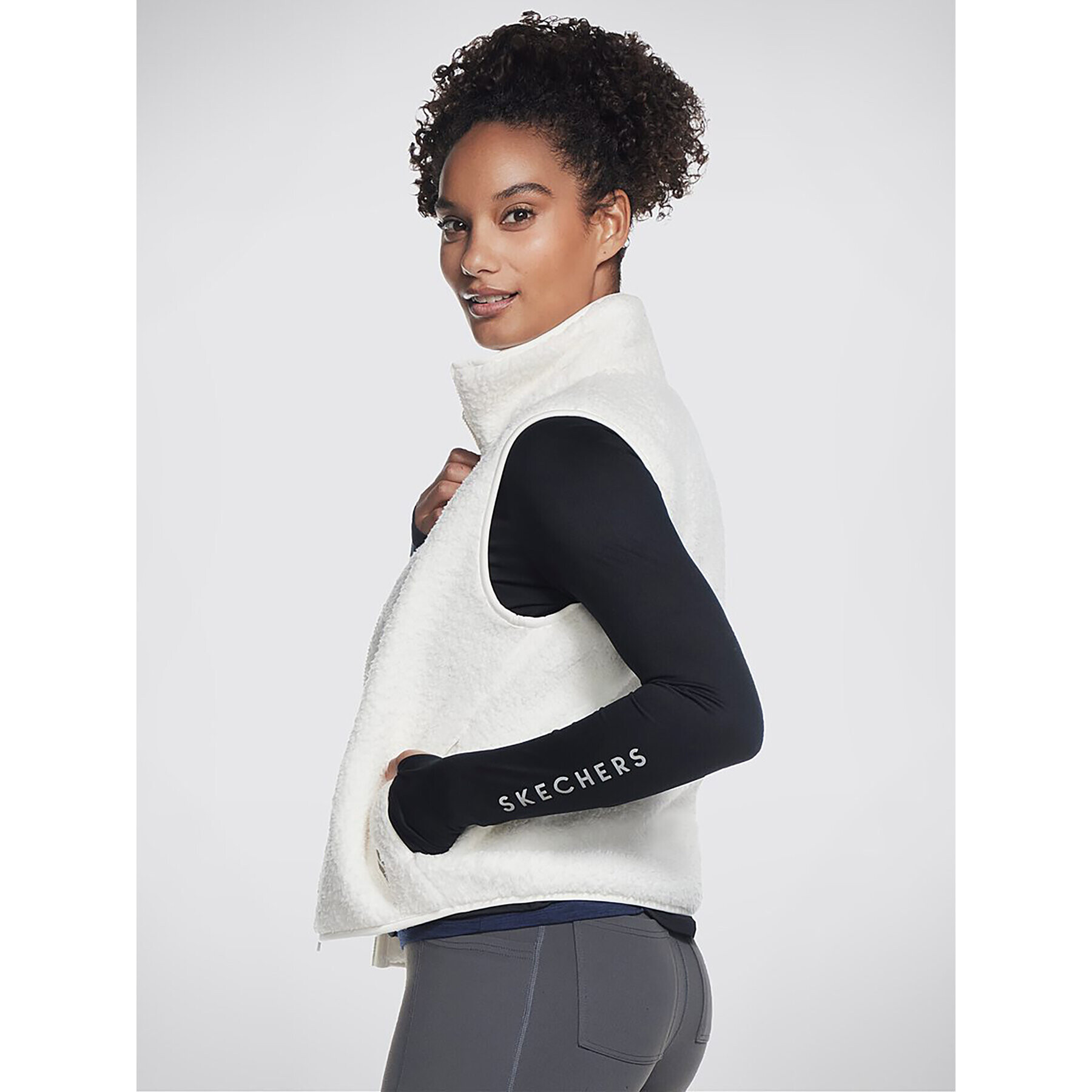Skechers Елек Sherpa Cropped Vest JA13 Бял Regular Fit - Pepit.bg