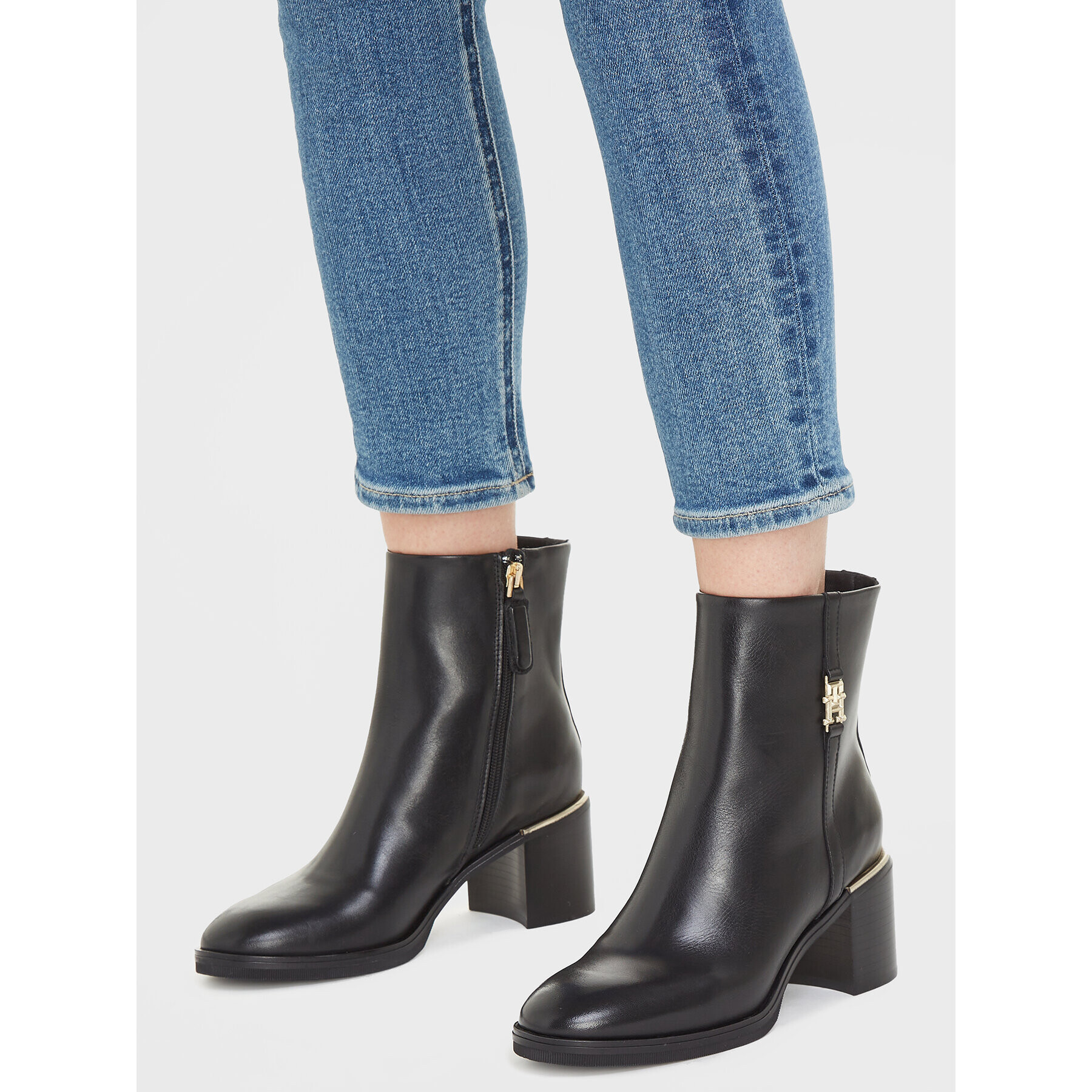 Tommy Hilfiger Боти Feminine Th Hardware Mid Bootie FW0FW07539 Черен - Pepit.bg