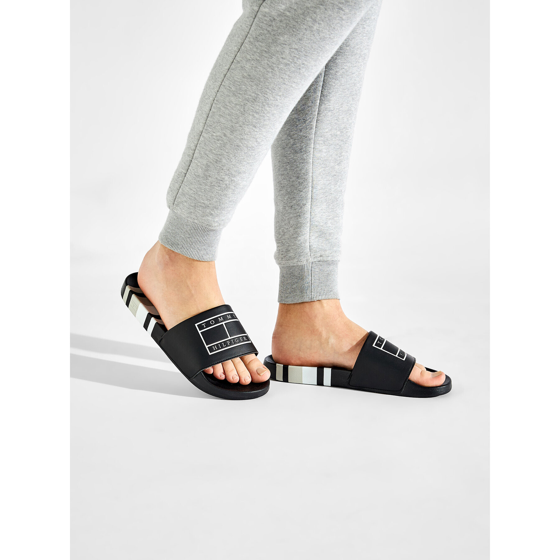 Tommy Hilfiger Чехли Strips Hilfiger Pool Slide FM0FM04061 Черен - Pepit.bg