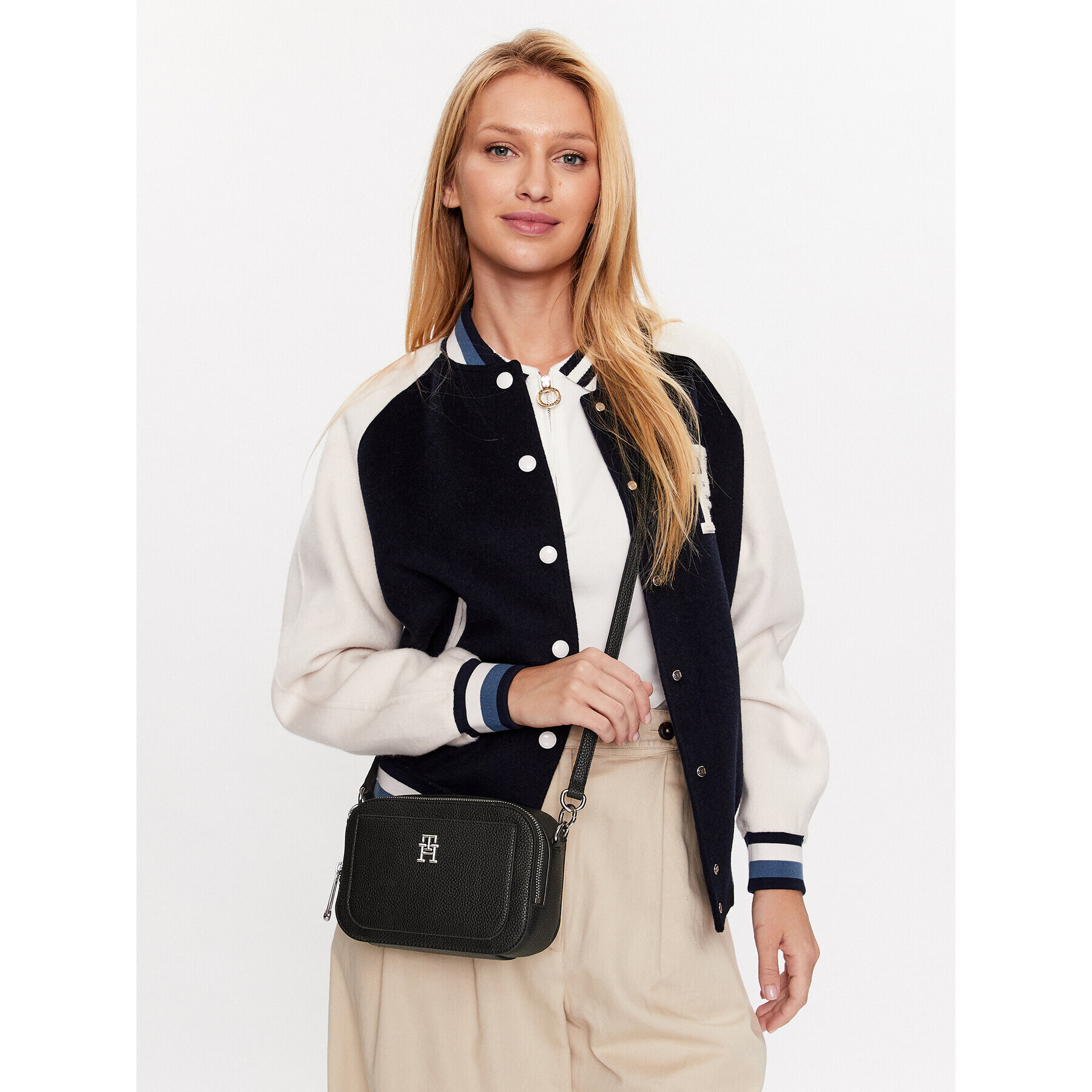 Tommy Hilfiger Дамска чанта Th Emblem Camera Bag AW0AW14501 Черен - Pepit.bg