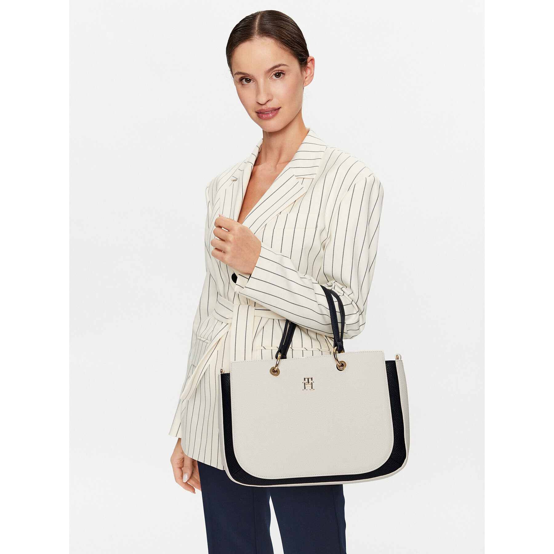 Tommy Hilfiger Дамска чанта Th Emblem Satchel Cb AW0AW14752 Бял - Pepit.bg