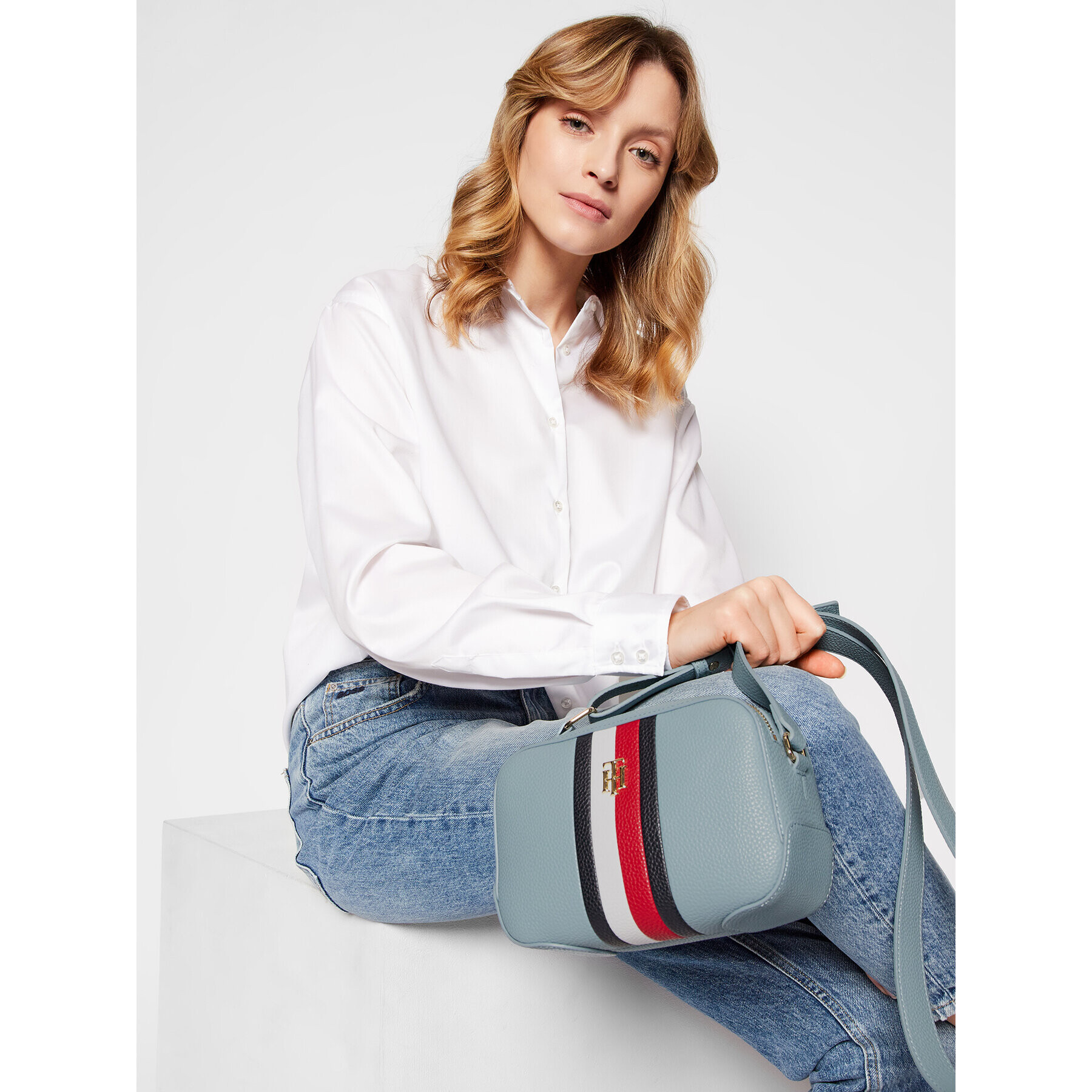 Tommy Hilfiger Дамска чанта Th Essence Camera Bag Corp AW0AW10229 Тъмносин - Pepit.bg