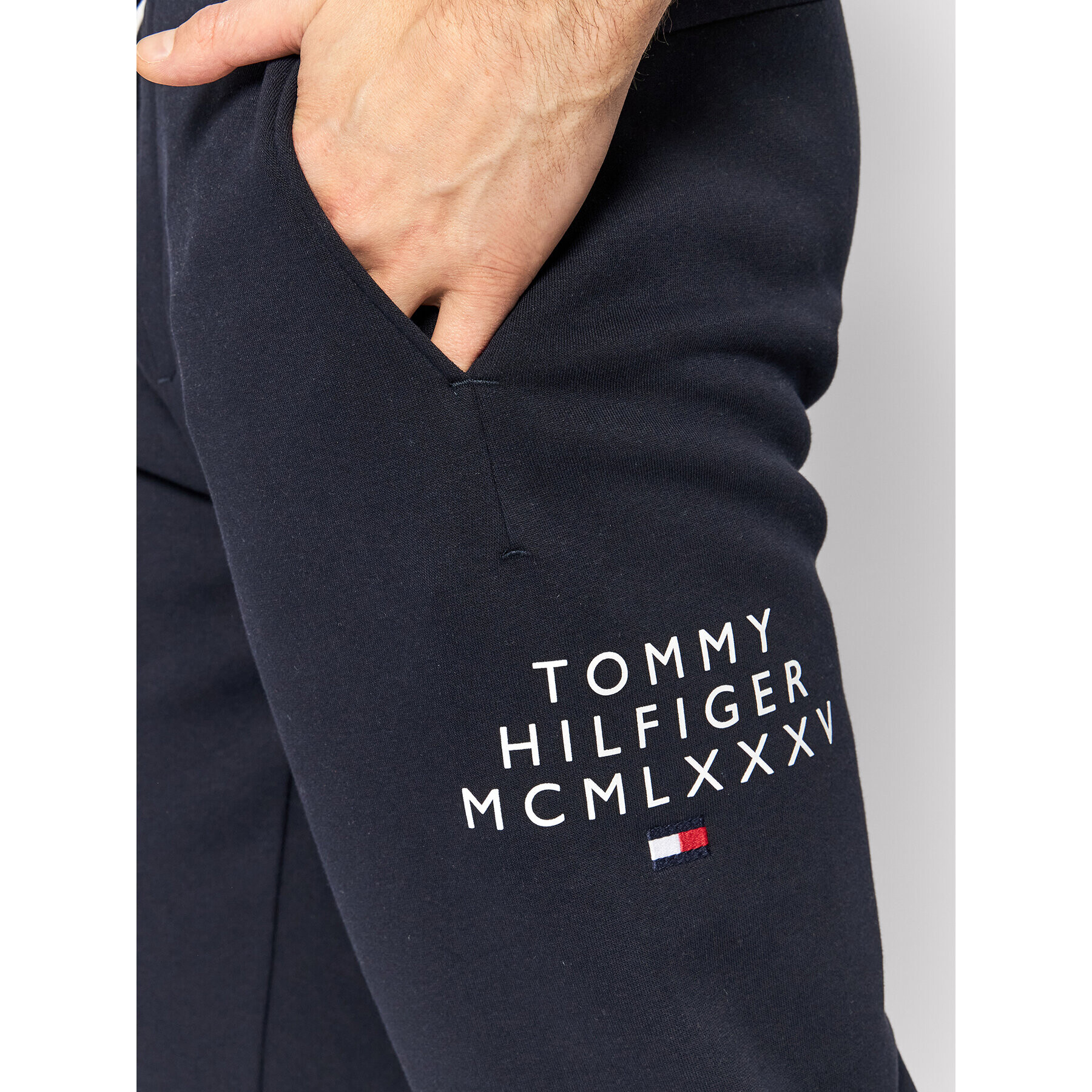 Tommy Hilfiger Долнище анцуг Centre Graphic MW0MW24539 Тъмносин Regular Fit - Pepit.bg