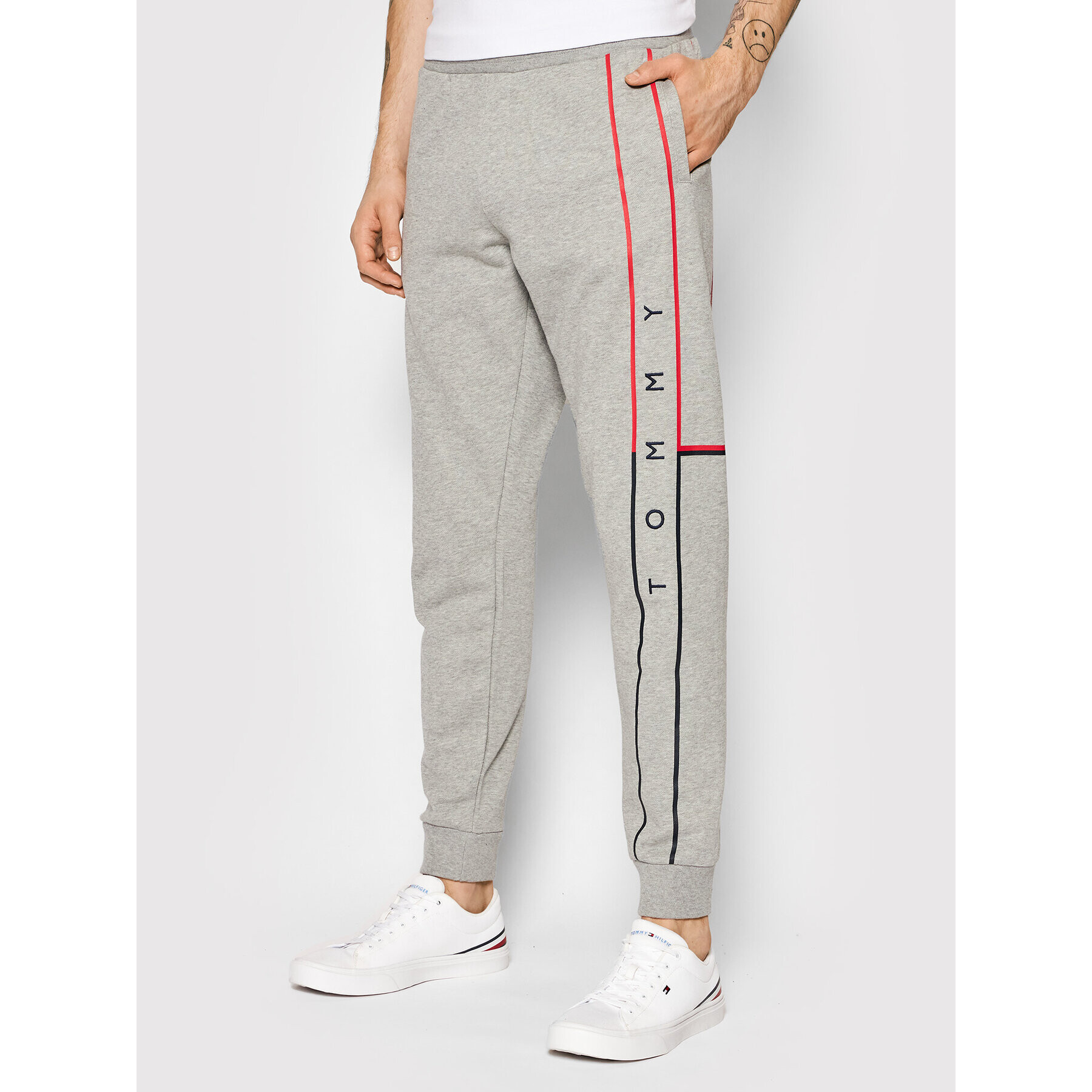 Tommy Hilfiger Долнище анцуг Large Rwb Flag MW0MW25050 Сив Regular Fit - Pepit.bg