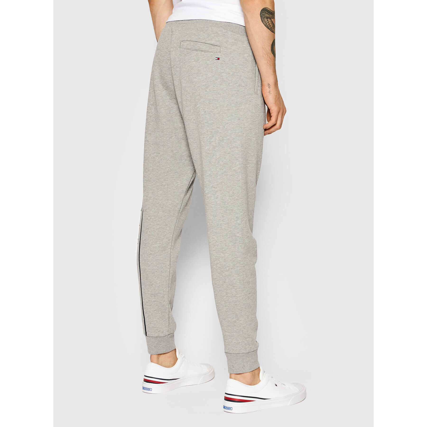 Tommy Hilfiger Долнище анцуг Large Rwb Flag MW0MW25050 Сив Regular Fit - Pepit.bg