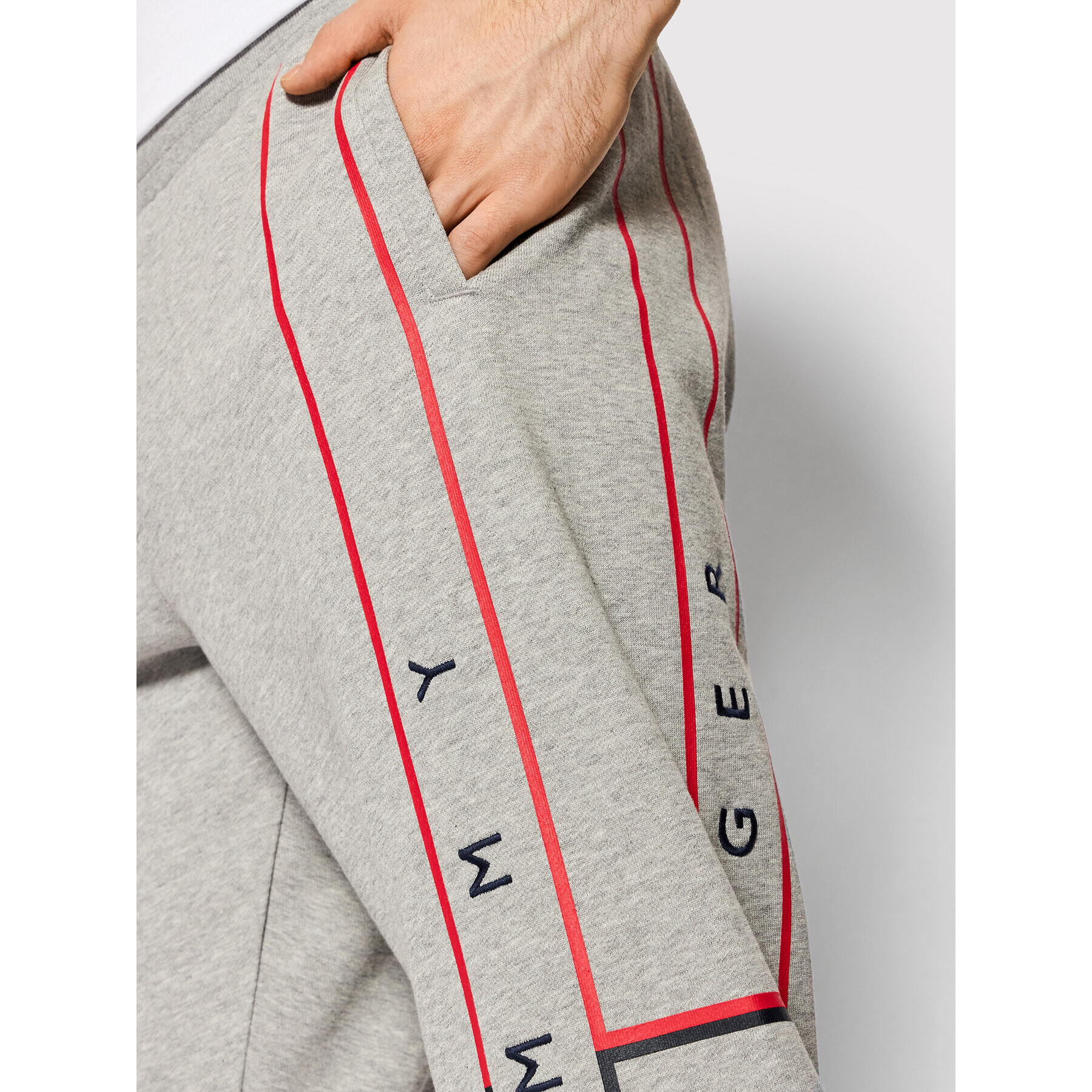 Tommy Hilfiger Долнище анцуг Large Rwb Flag MW0MW25050 Сив Regular Fit - Pepit.bg