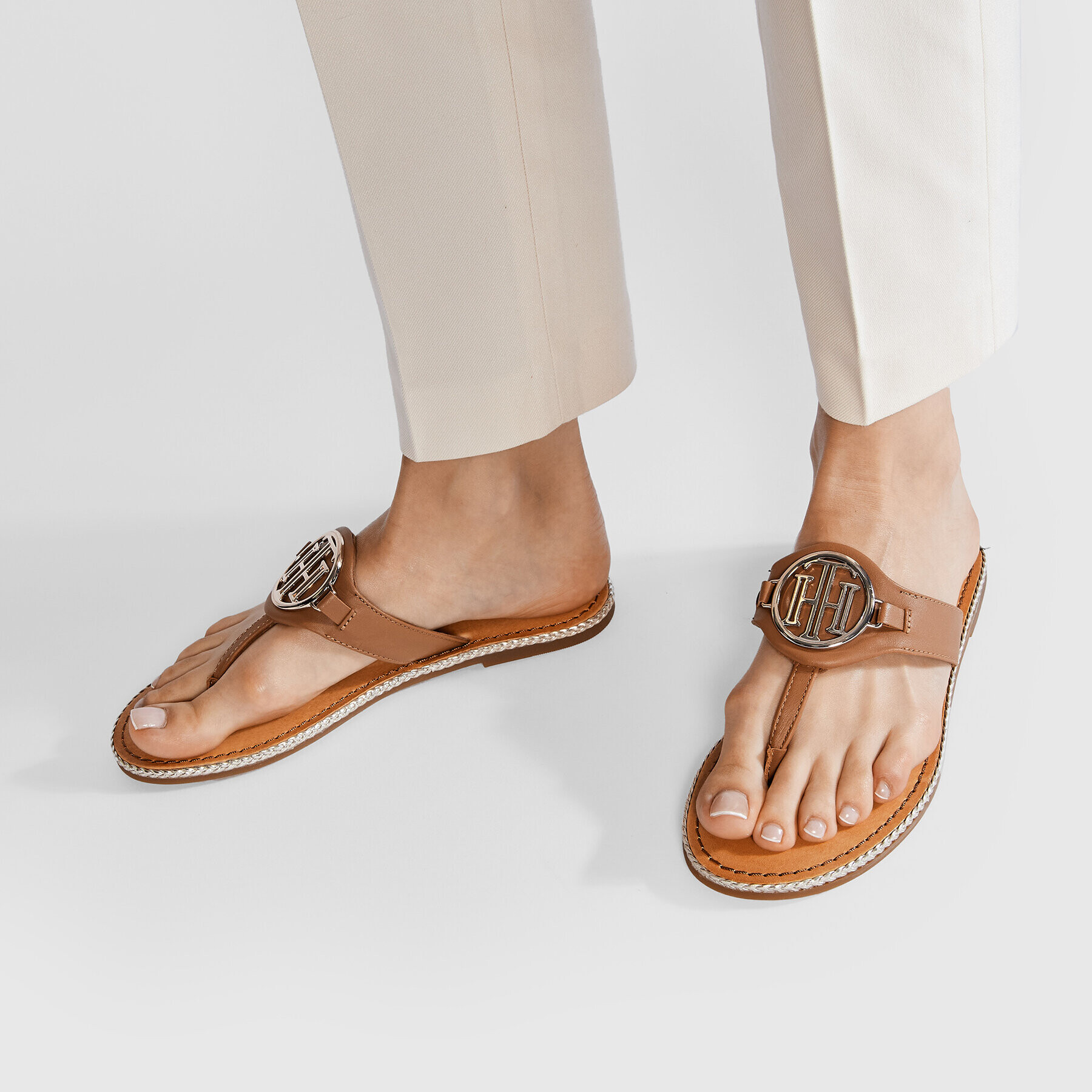 Tommy Hilfiger Джапанки Essential Leather Flat Sandal FW0FW05620 Кафяв - Pepit.bg