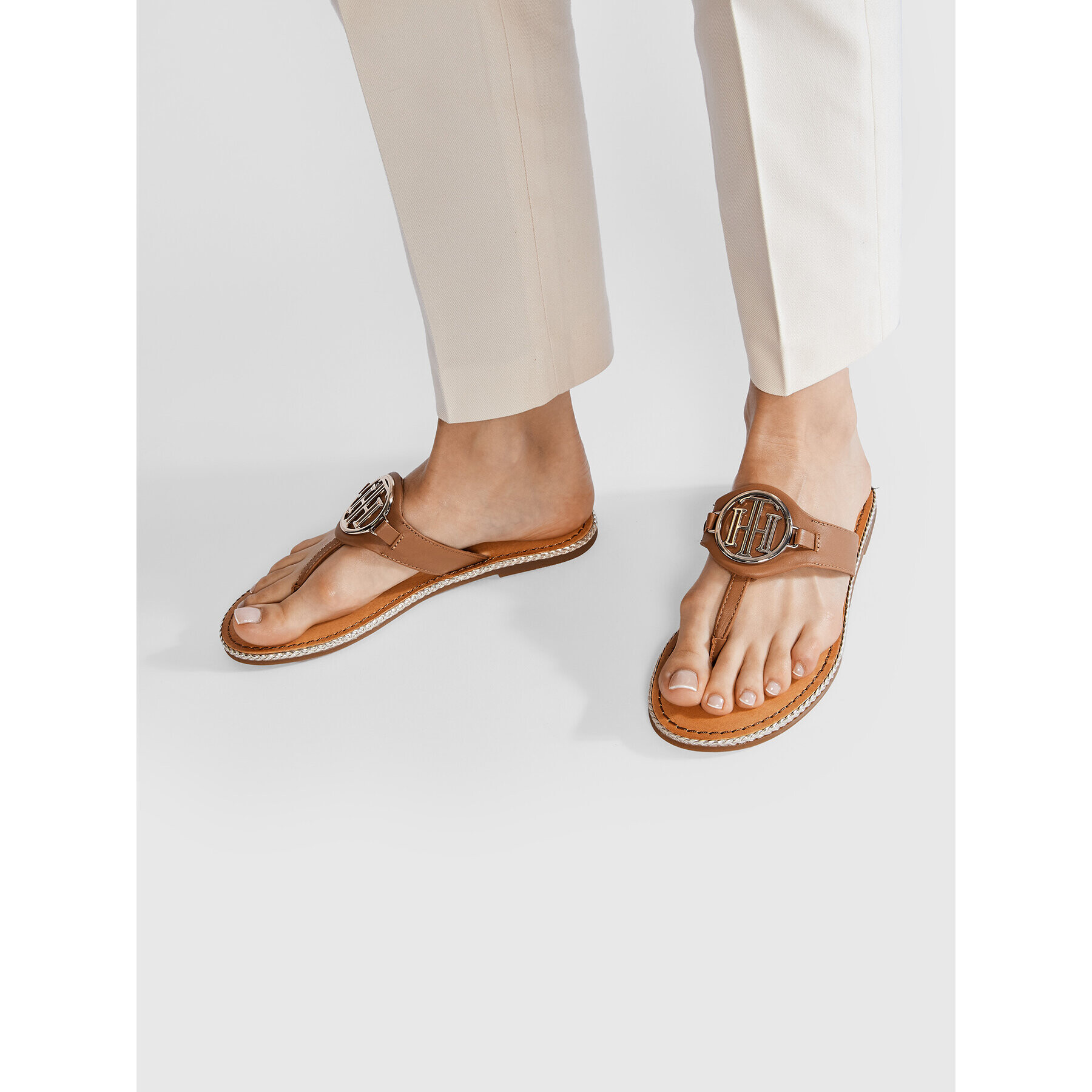 Tommy Hilfiger Джапанки Essential Leather Flat Sandal FW0FW05620 Кафяв - Pepit.bg