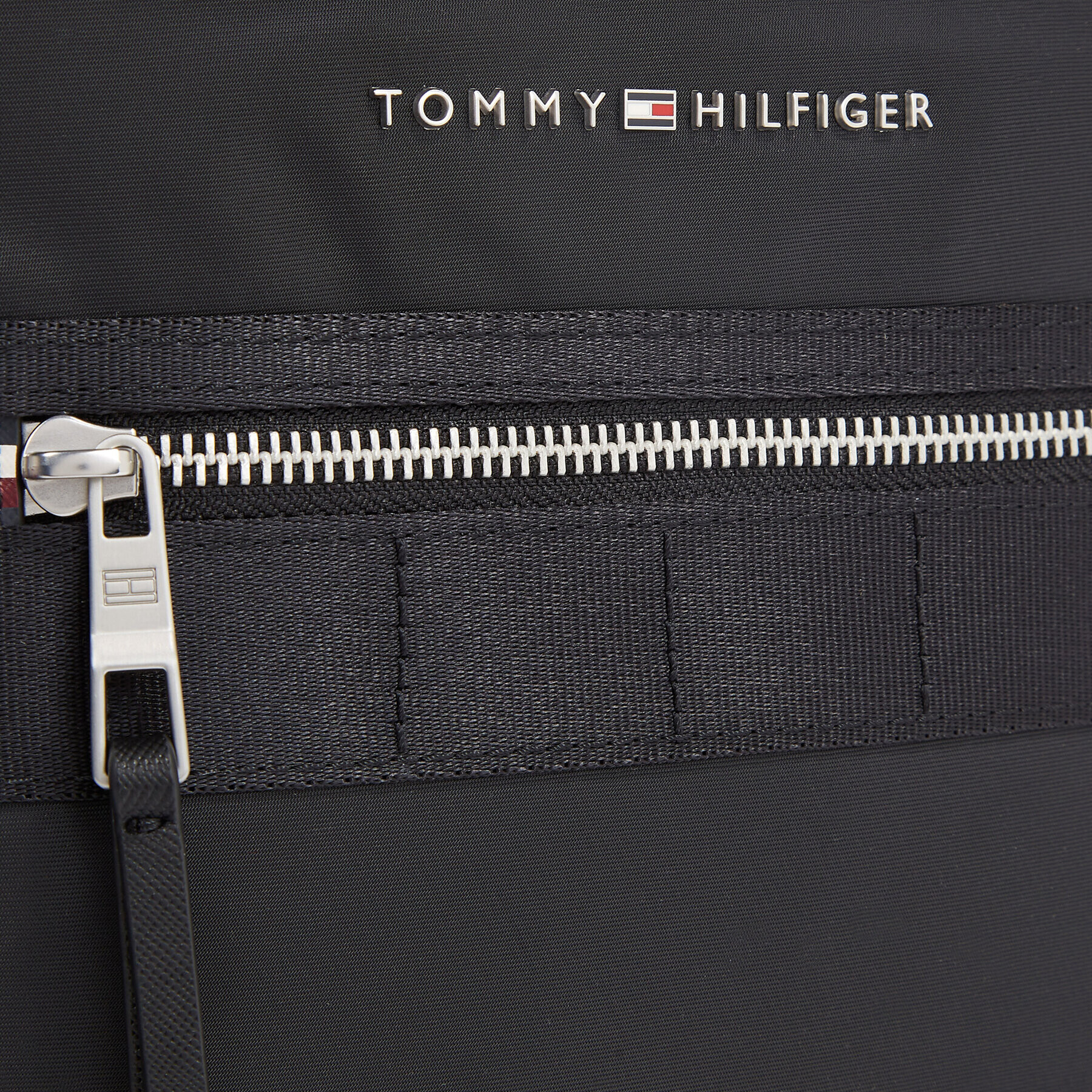 Tommy Hilfiger Мъжка чантичка Th Elevated Nylon Mini Crossover AM0AM11570 Черен - Pepit.bg