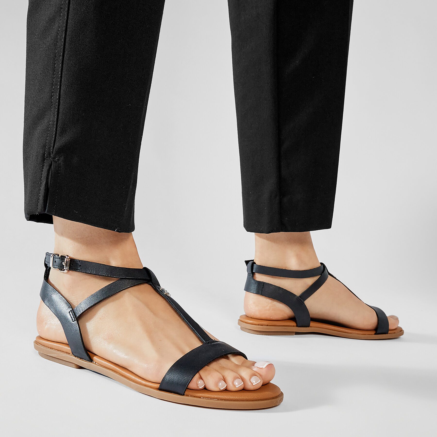 Tommy Hilfiger Сандали Feminine Leather Flat Sandal FW0FW05628 Черен - Pepit.bg