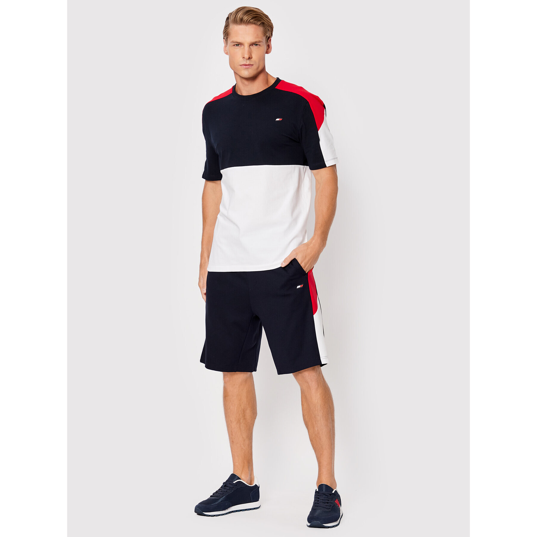 Tommy Hilfiger Спортни шорти Colorblocked MW0MW26851 Тъмносин Regular Fit - Pepit.bg