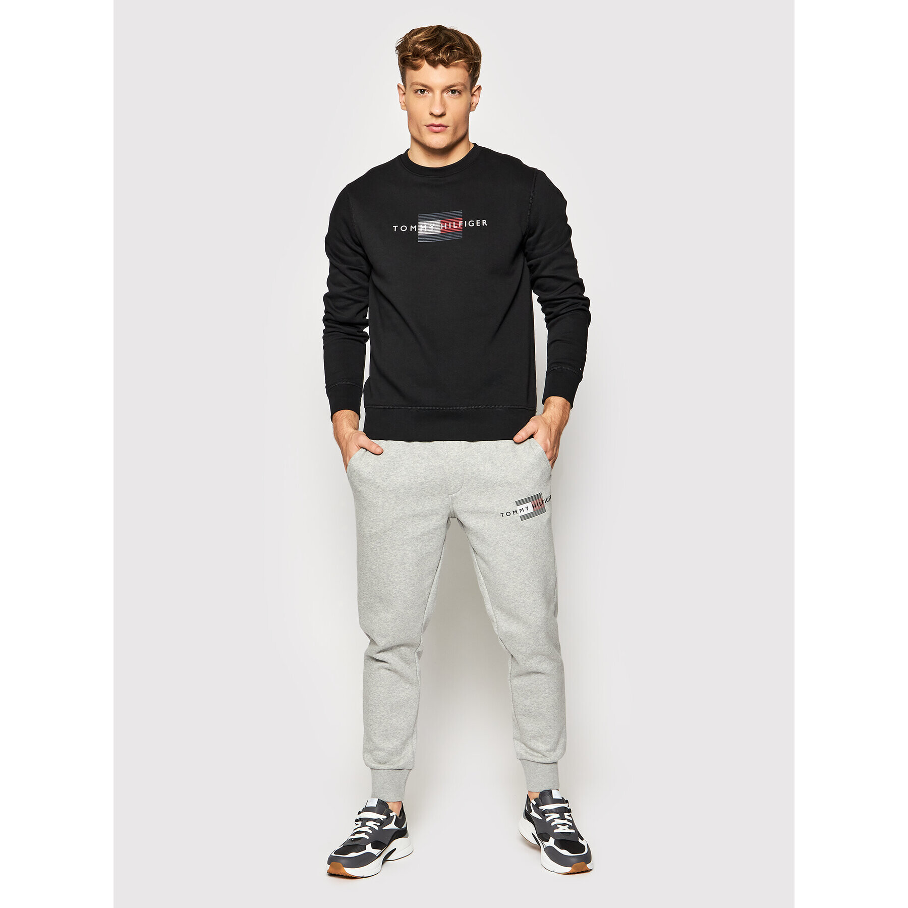 Tommy Hilfiger Суитшърт Lines MW0MW20118 Черен Regular Fit - Pepit.bg