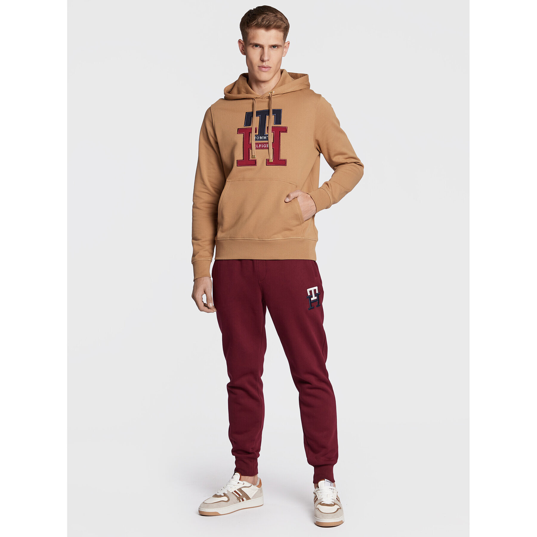 Tommy Hilfiger Суитшърт Lux Monogram MW0MW28187 Кафяв Regular Fit - Pepit.bg