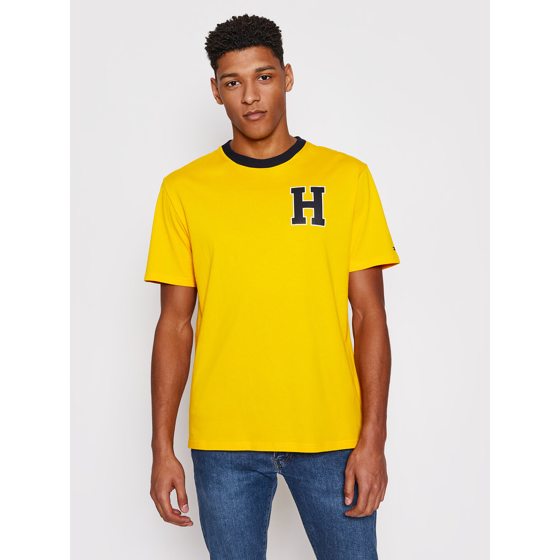 Tommy Hilfiger Тишърт Cm Ss Tee UM0UM02129 Жълт Regular Fit - Pepit.bg