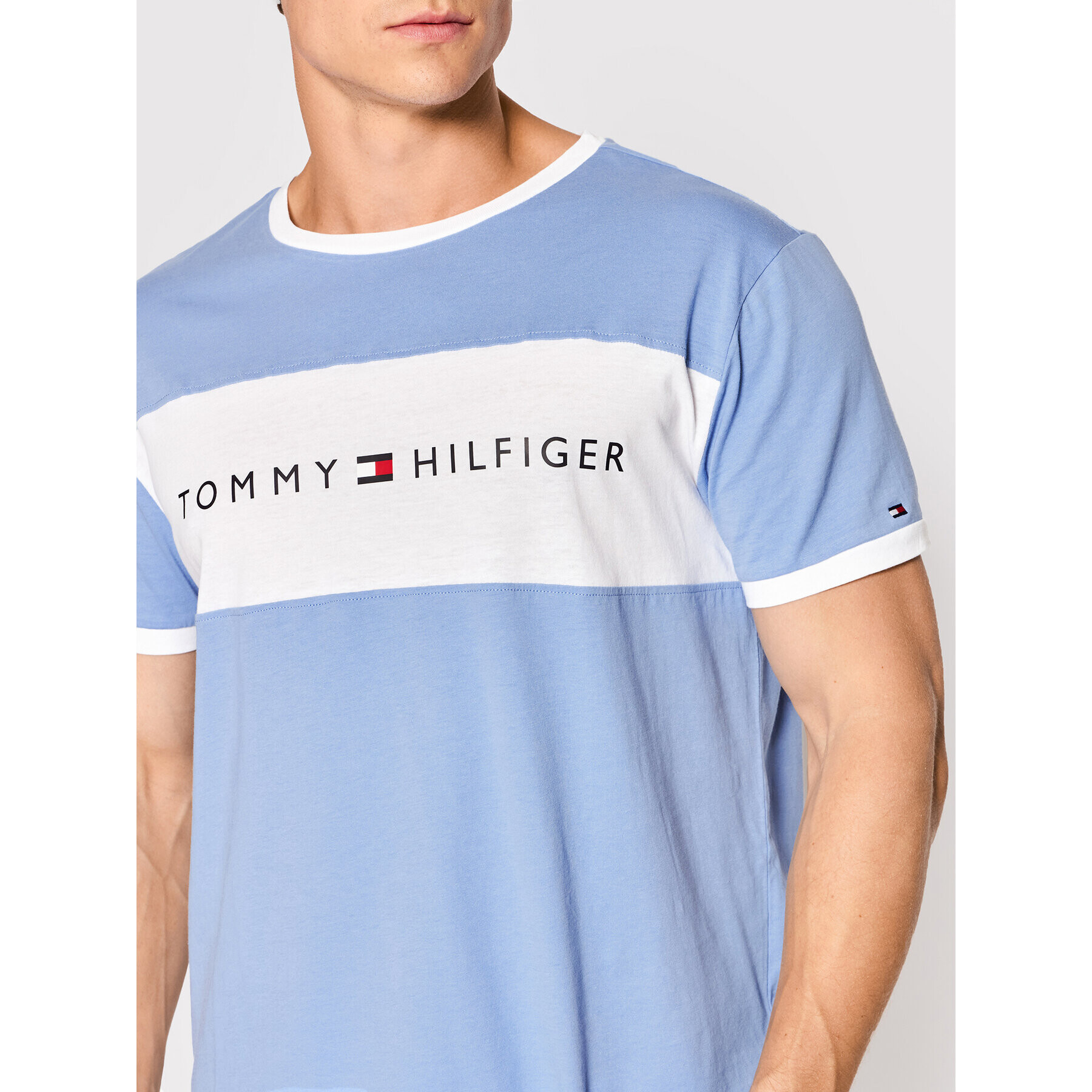 Tommy Hilfiger Тишърт Cn Ss Tee Logo Flag UM0UM01170 Син Regular Fit - Pepit.bg