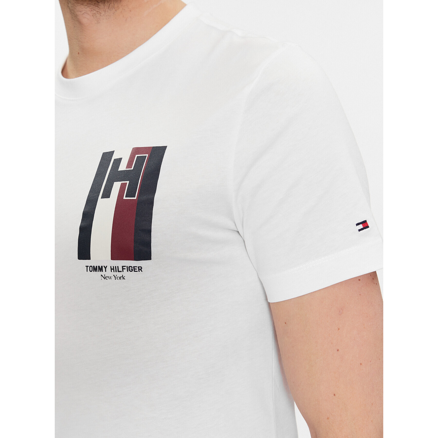 Tommy Hilfiger Тишърт Emblem MW0MW33687 Бял Slim Fit - Pepit.bg