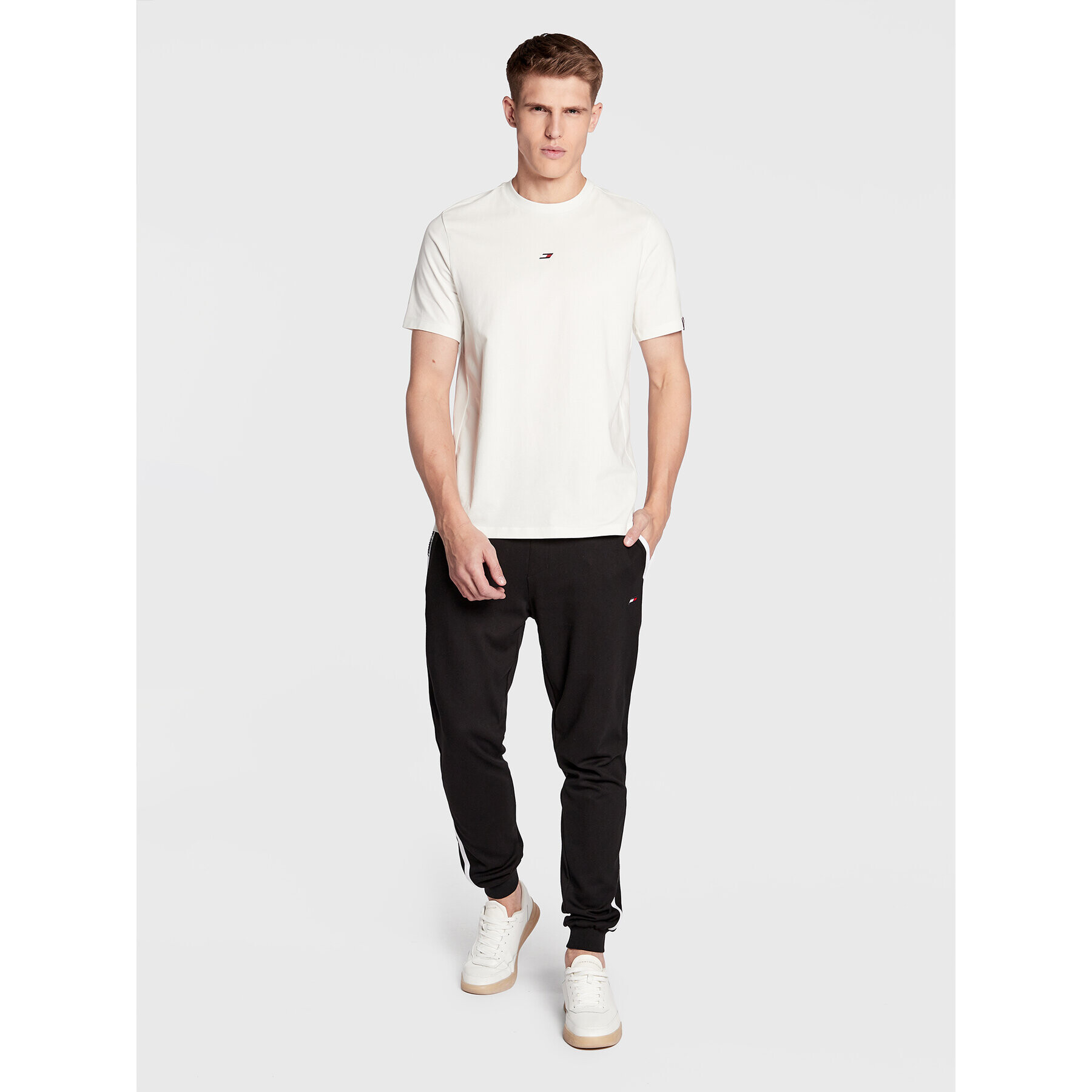 Tommy Hilfiger Тишърт Essentials Small Logo MW0MW27934 Бял Regular Fit - Pepit.bg
