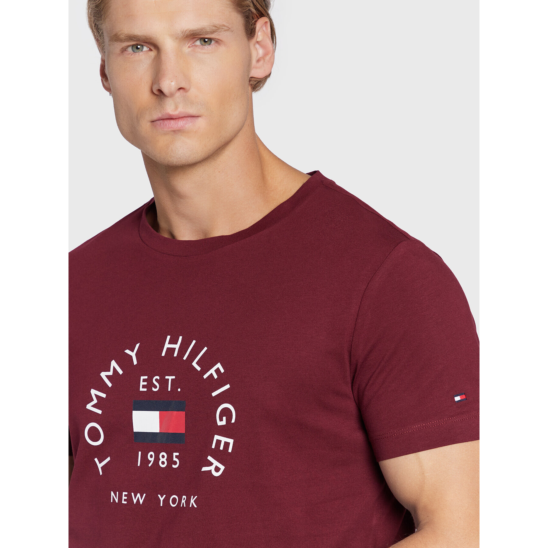 Tommy Hilfiger Тишърт Flag Arch MW0MW27909 Бордо Slim Fit - Pepit.bg