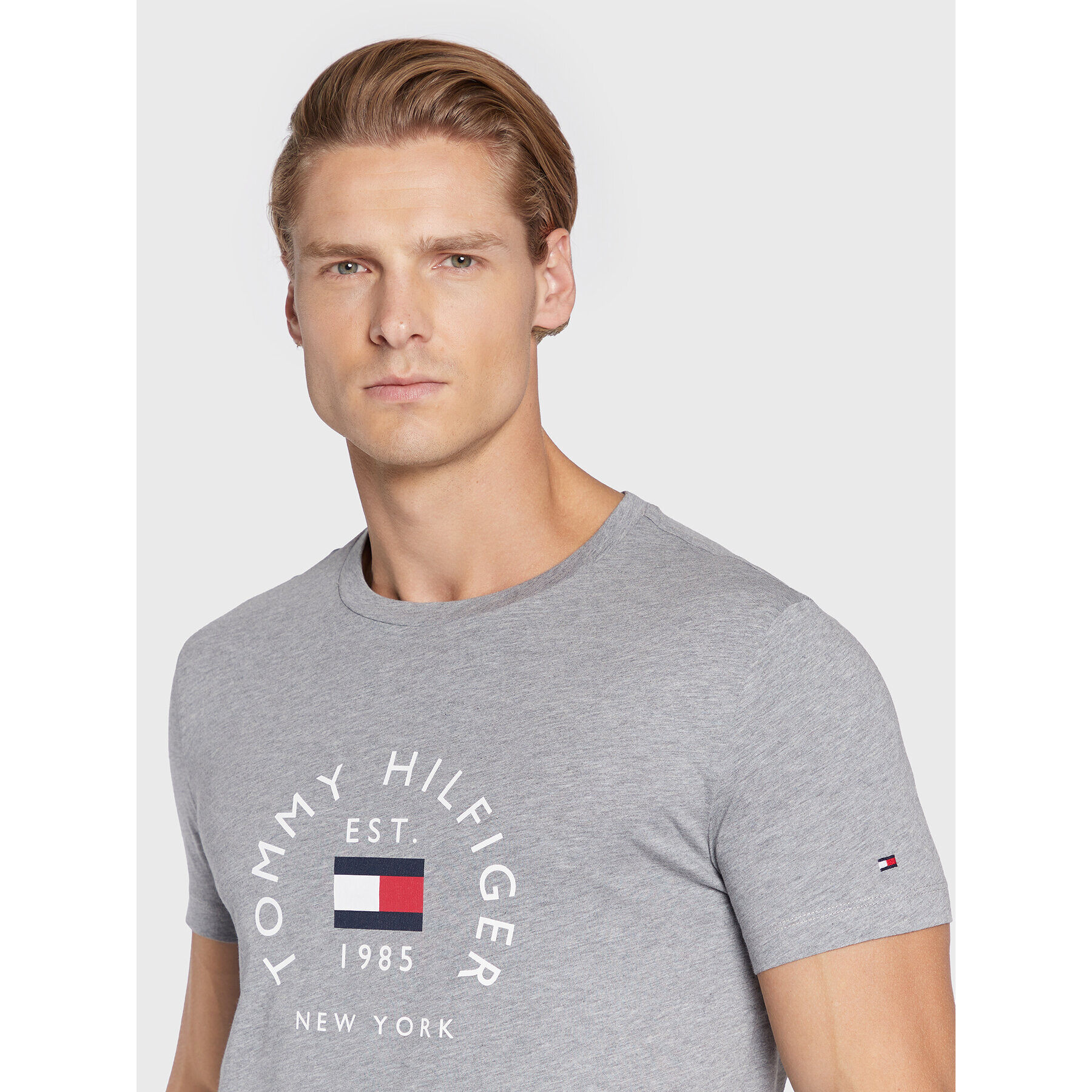 Tommy Hilfiger Тишърт Flag Arch MW0MW27909 Сив Slim Fit - Pepit.bg