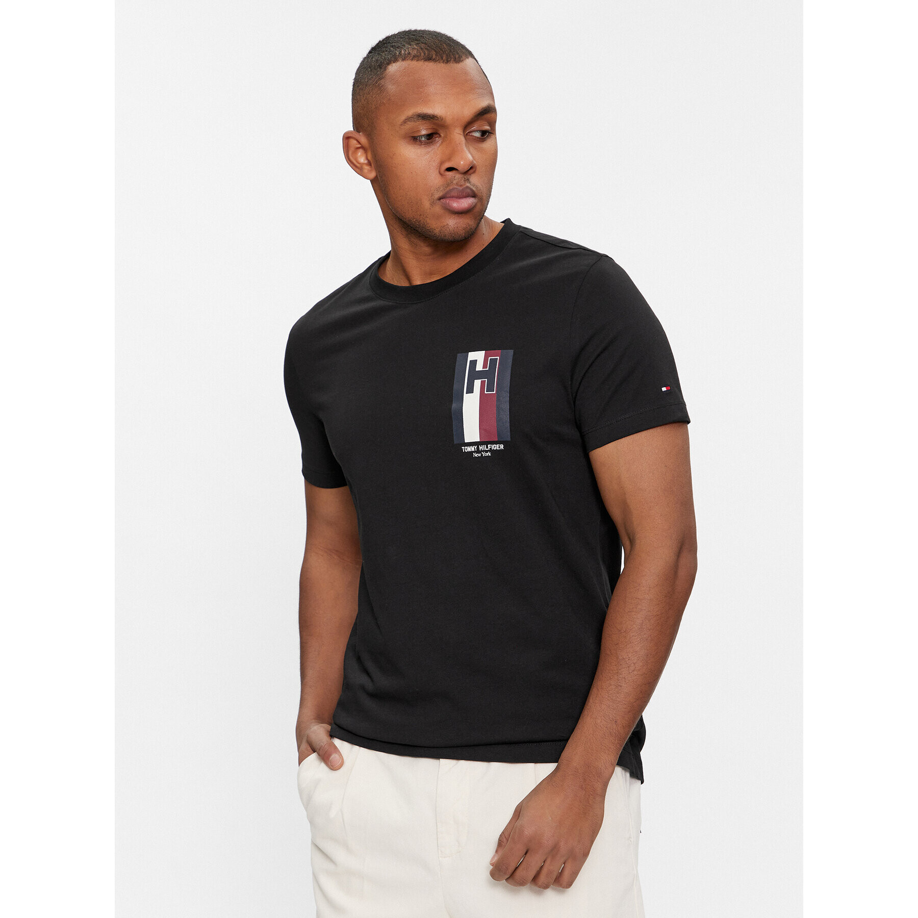 Tommy Hilfiger Тишърт H Emblem Tee MW0MW33687 Черен Slim Fit - Pepit.bg