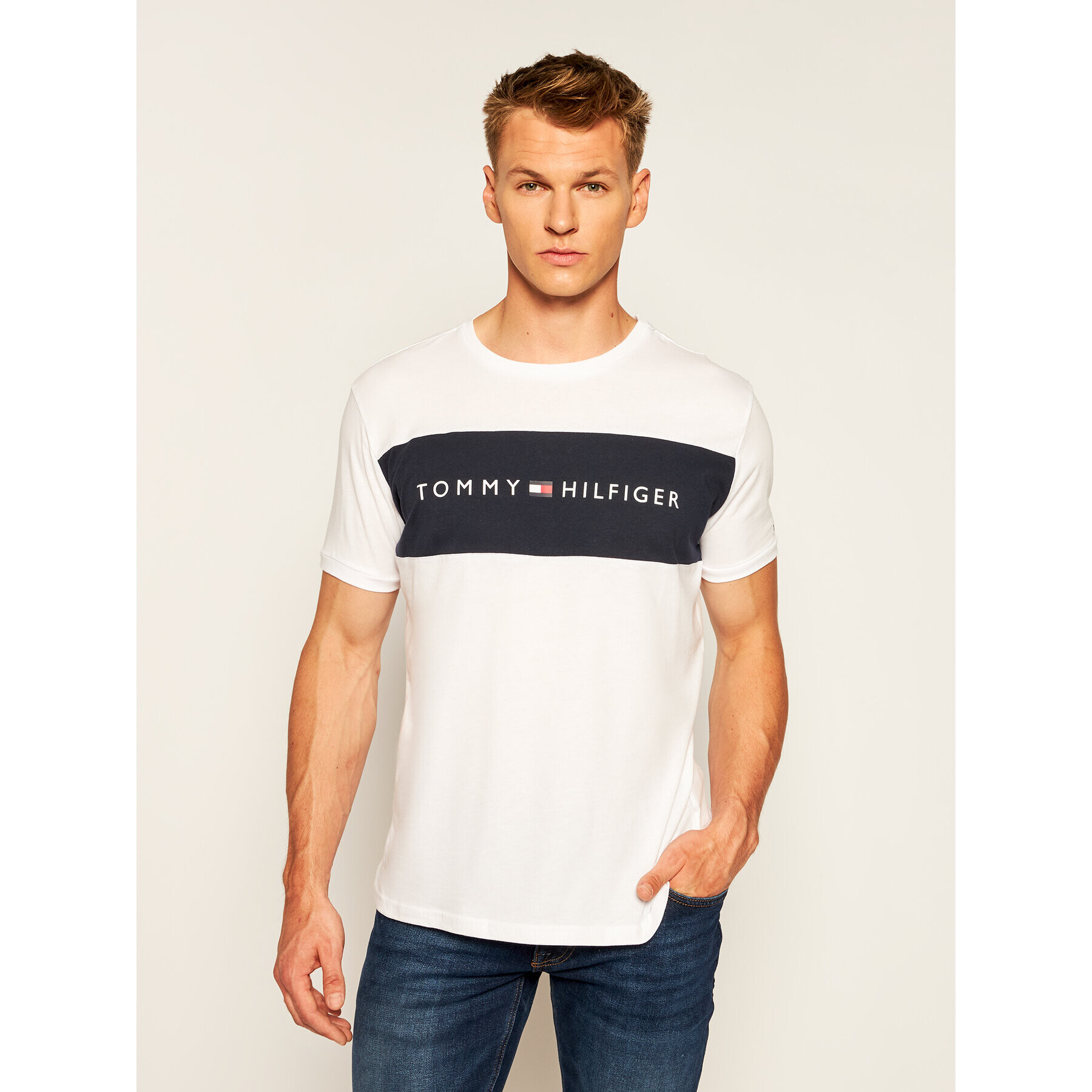 Tommy Hilfiger Тишърт Logo Flag UM0UM01170 Бял Regular Fit - Pepit.bg